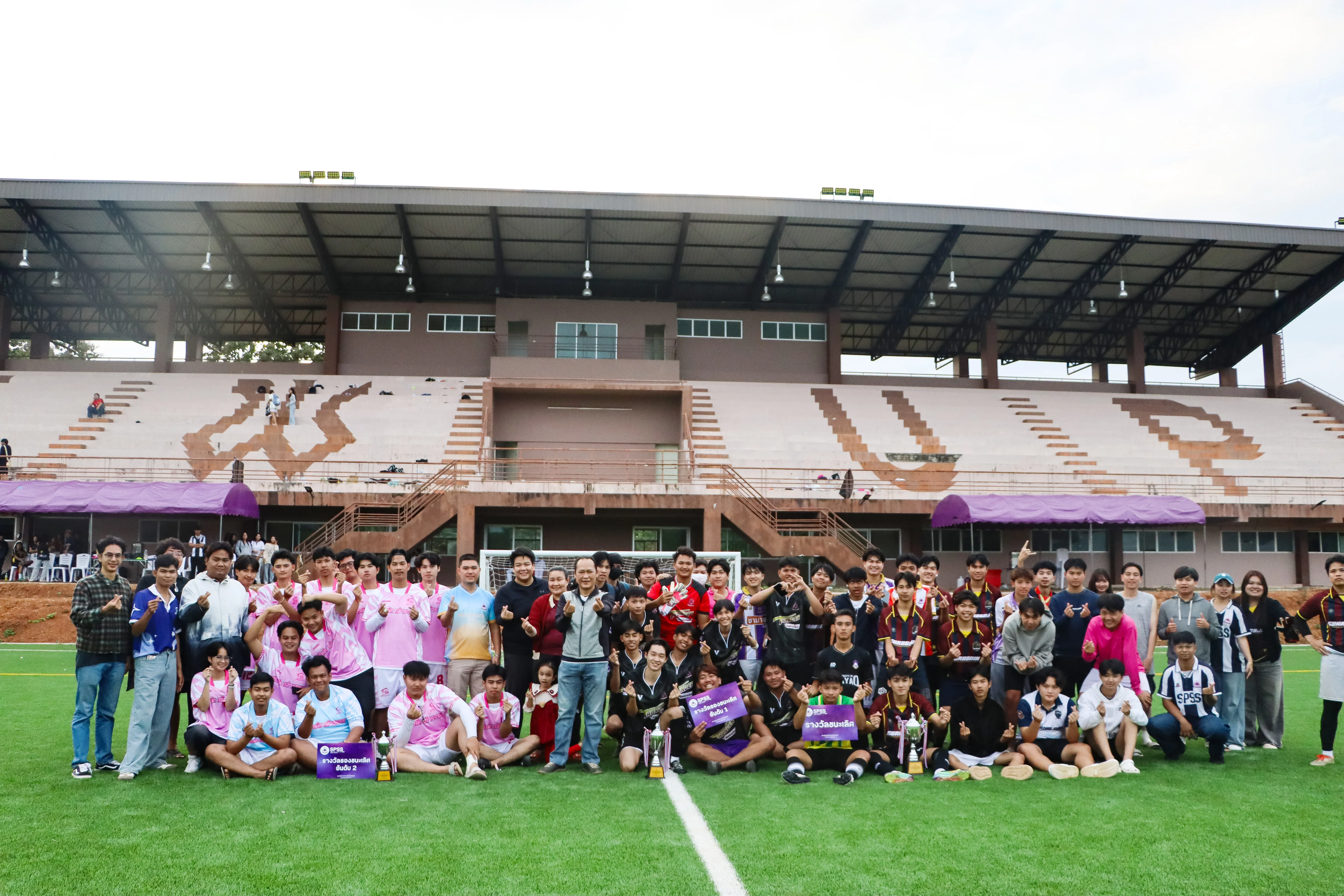 มิตรภาพบนสนามเขียว ! ชมรมกีฬาฟุตบอล - ฟุตซอล คณะรัฐศาสตร์และสังคมศาสตร์ มพ. จัดการแข่งขันฟุตบอลกระชับมิตร สานสัมพันธ์นิสิตกว่า 200 คน
