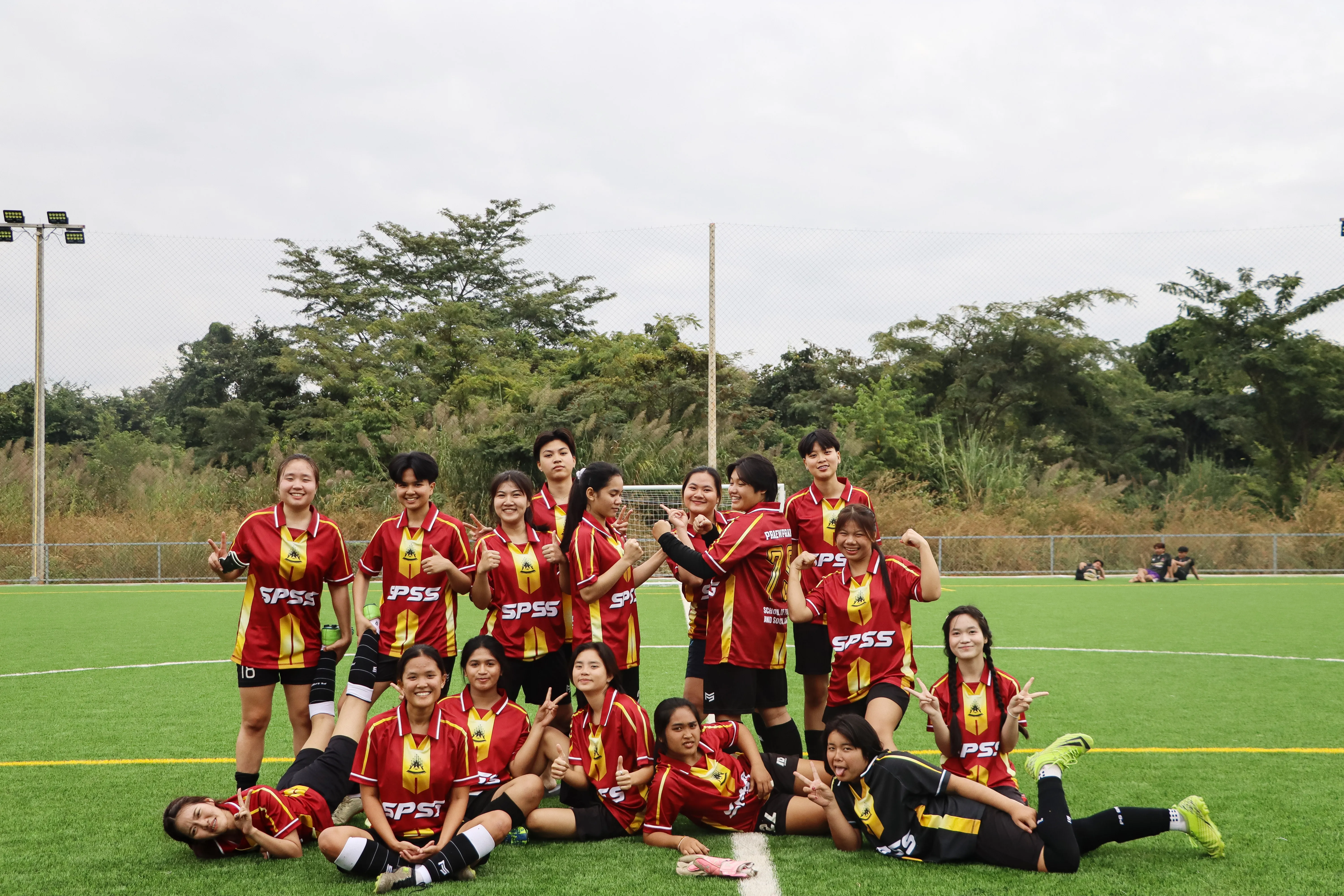 มิตรภาพบนสนามเขียว ! ชมรมกีฬาฟุตบอล - ฟุตซอล คณะรัฐศาสตร์และสังคมศาสตร์ มพ. จัดการแข่งขันฟุตบอลกระชับมิตร สานสัมพันธ์นิสิตกว่า 200 คน