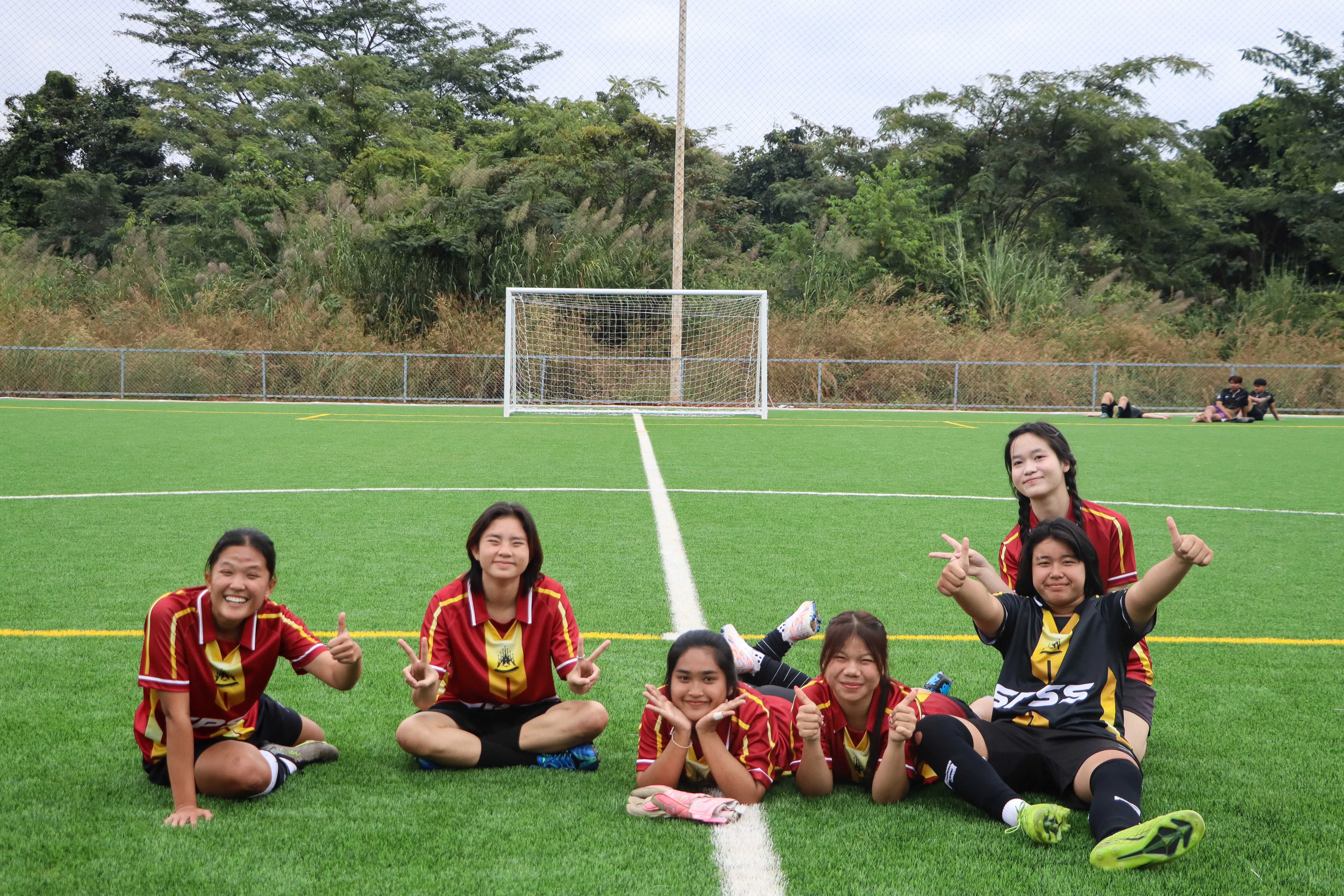 มิตรภาพบนสนามเขียว ! ชมรมกีฬาฟุตบอล - ฟุตซอล คณะรัฐศาสตร์และสังคมศาสตร์ มพ. จัดการแข่งขันฟุตบอลกระชับมิตร สานสัมพันธ์นิสิตกว่า 200 คน