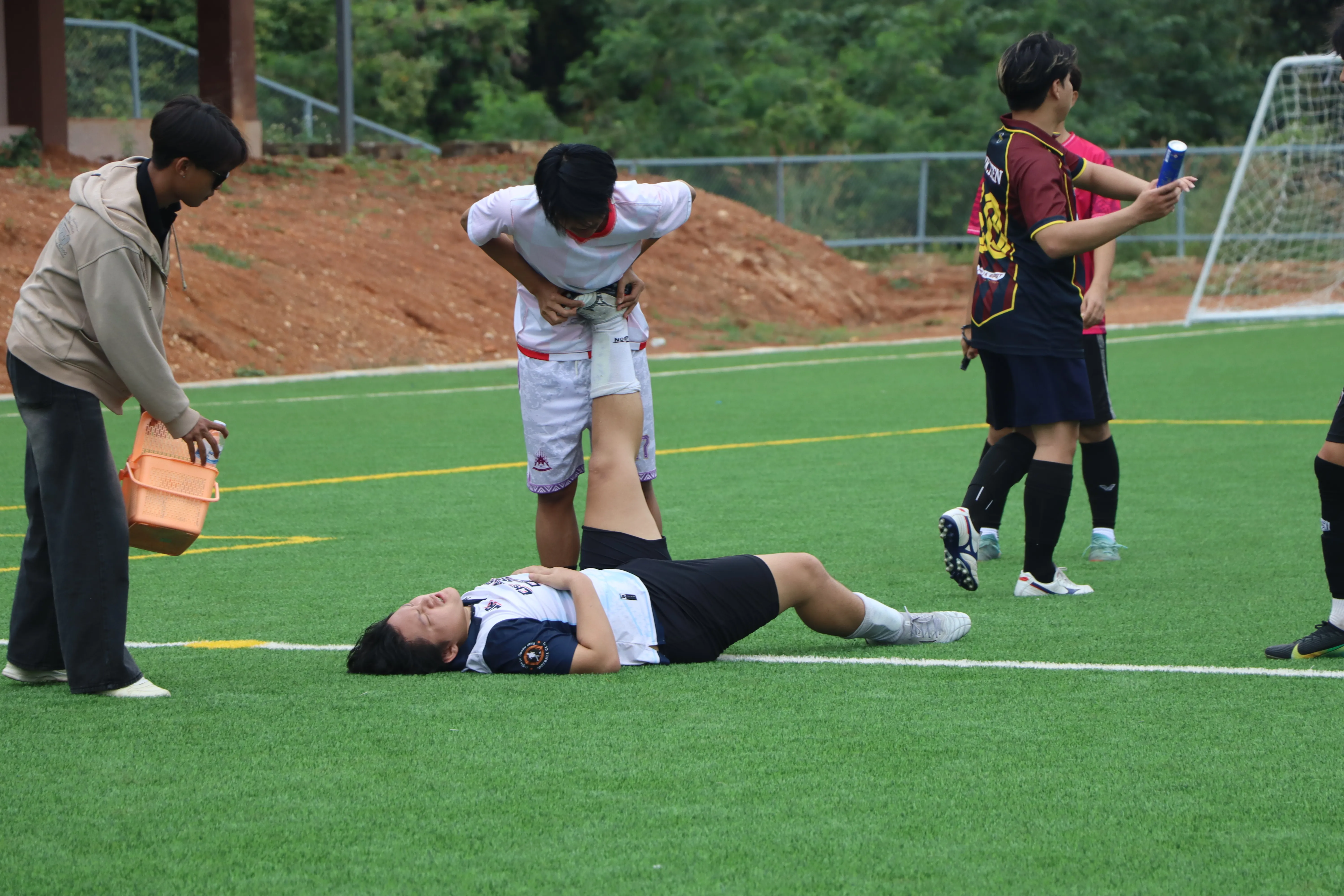 มิตรภาพบนสนามเขียว ! ชมรมกีฬาฟุตบอล - ฟุตซอล คณะรัฐศาสตร์และสังคมศาสตร์ มพ. จัดการแข่งขันฟุตบอลกระชับมิตร สานสัมพันธ์นิสิตกว่า 200 คน