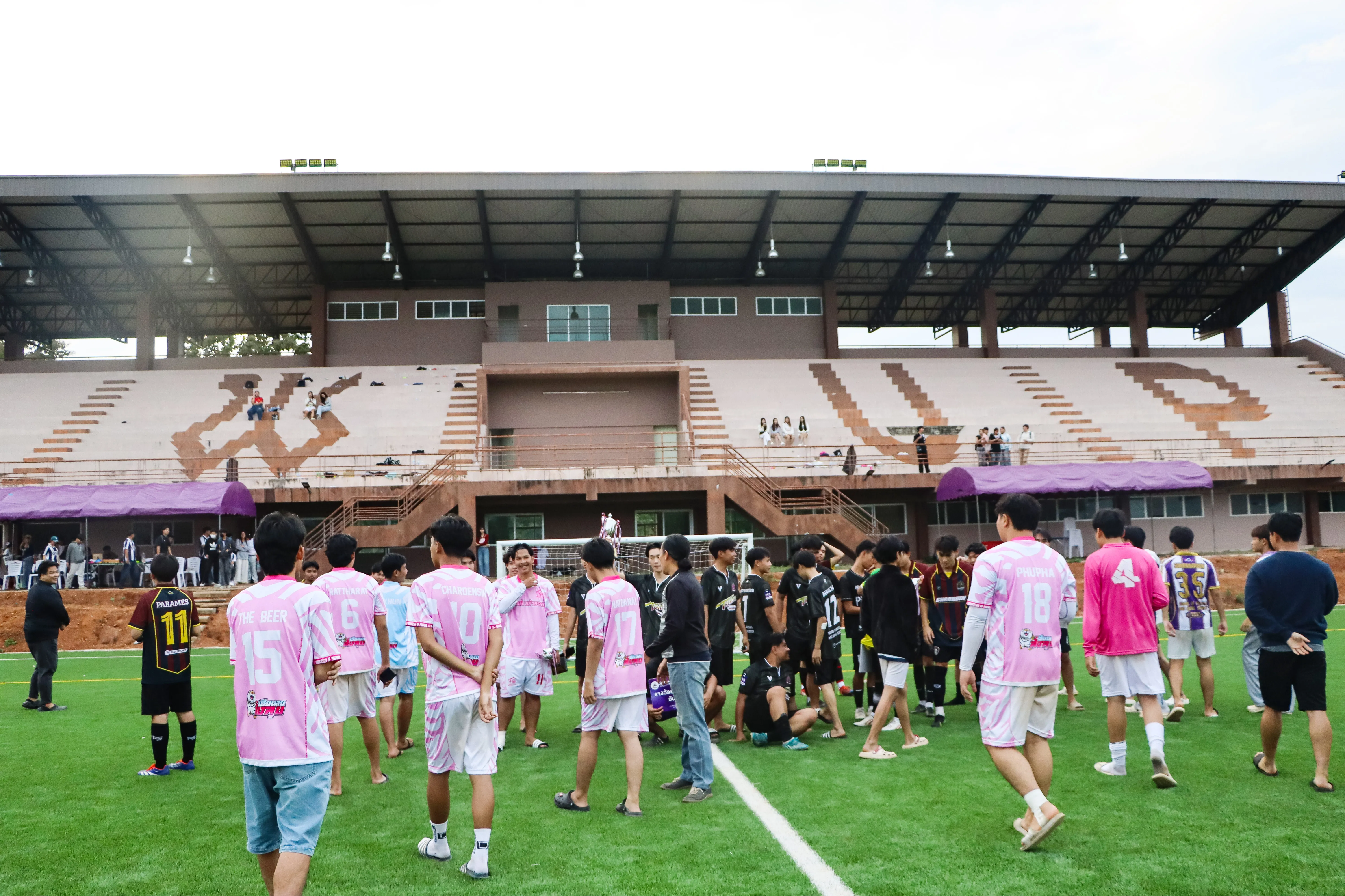 มิตรภาพบนสนามเขียว ! ชมรมกีฬาฟุตบอล - ฟุตซอล คณะรัฐศาสตร์และสังคมศาสตร์ มพ. จัดการแข่งขันฟุตบอลกระชับมิตร สานสัมพันธ์นิสิตกว่า 200 คน