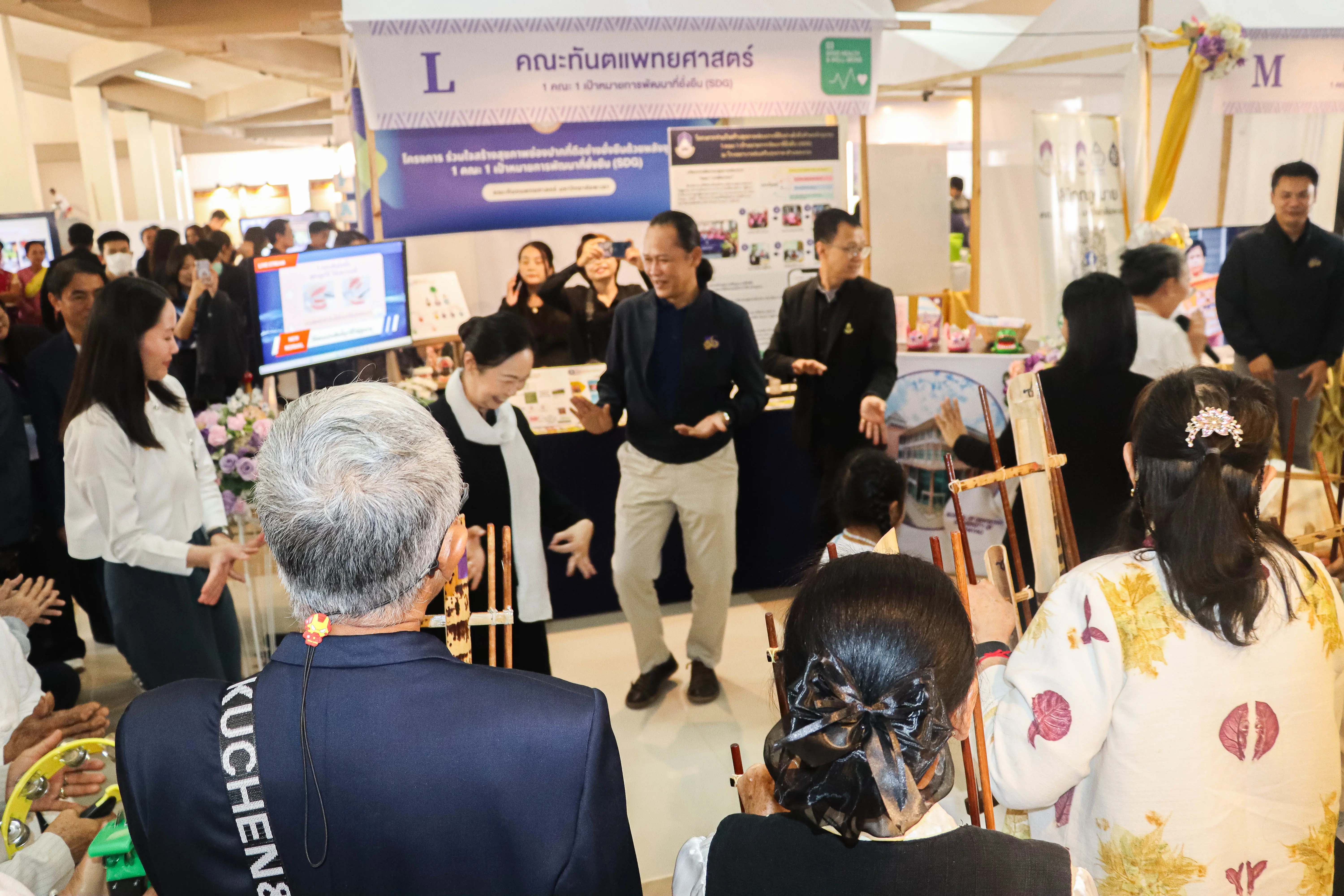 คณะรัฐศาสตร์และสังคมศาสตร์ มหาวิทยาลัยพะเยา “คว้ารางวัลระดับเหรียญทอง” โครงการ 1 คณะ 1 SDG ในงานประชุมวิชาการระดับชาติพะเยาวิจัย ครั้งที่ 15