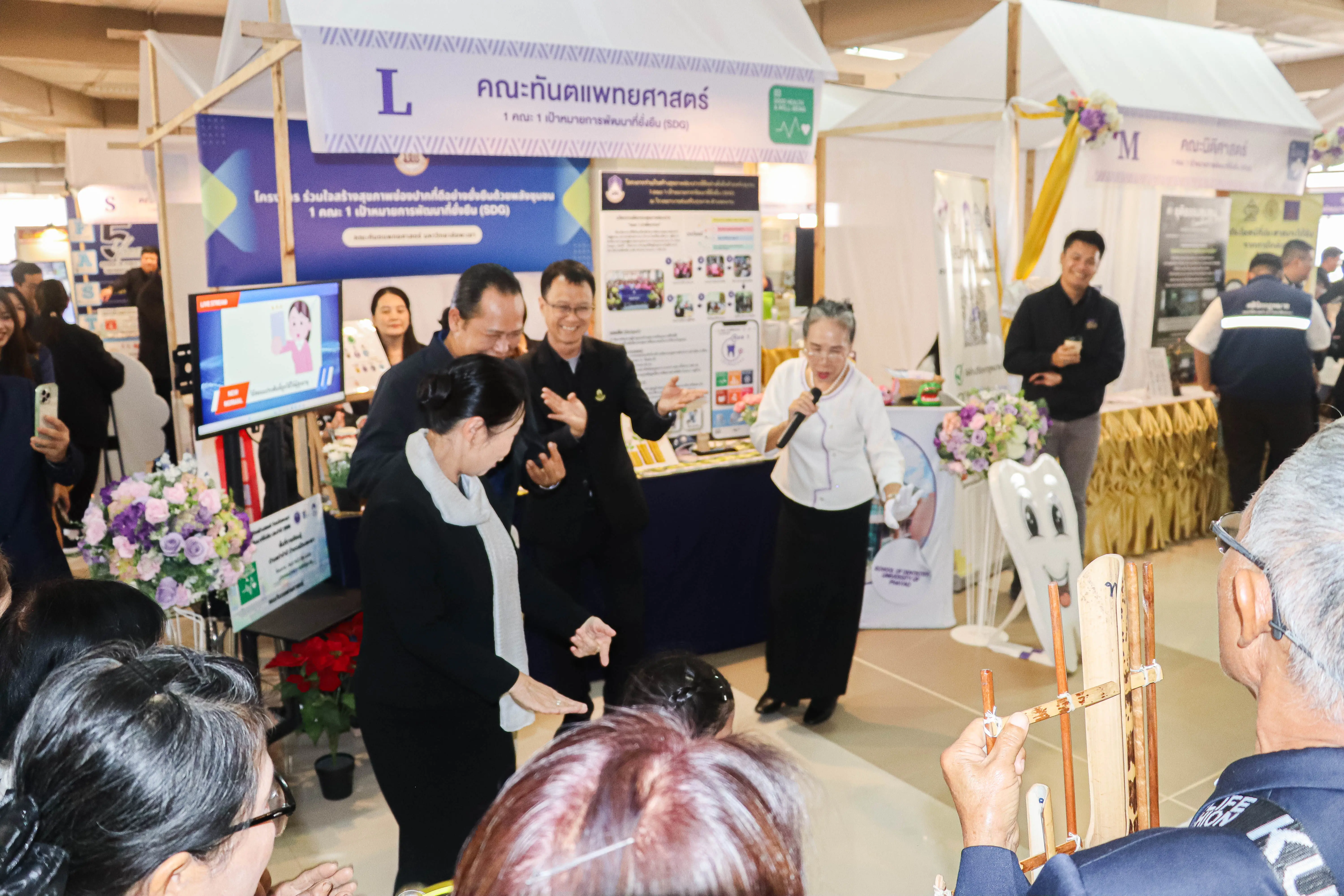 คณะรัฐศาสตร์และสังคมศาสตร์ มหาวิทยาลัยพะเยา “คว้ารางวัลระดับเหรียญทอง” โครงการ 1 คณะ 1 SDG ในงานประชุมวิชาการระดับชาติพะเยาวิจัย ครั้งที่ 15