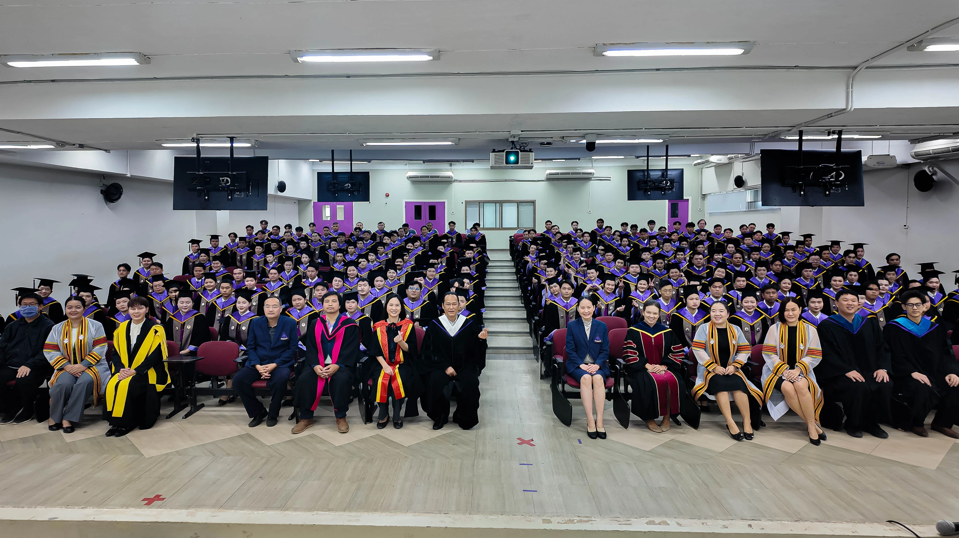 คณะรัฐศาสตร์และสังคมศาสตร์ มหาวิทยาลัยพะเยา ขอแสดงความยินดีกับมหาบัณฑิต และบัณฑิต ในพิธีพระราชทานปริญญาบัตร ประจำปีการศึกษา 2567