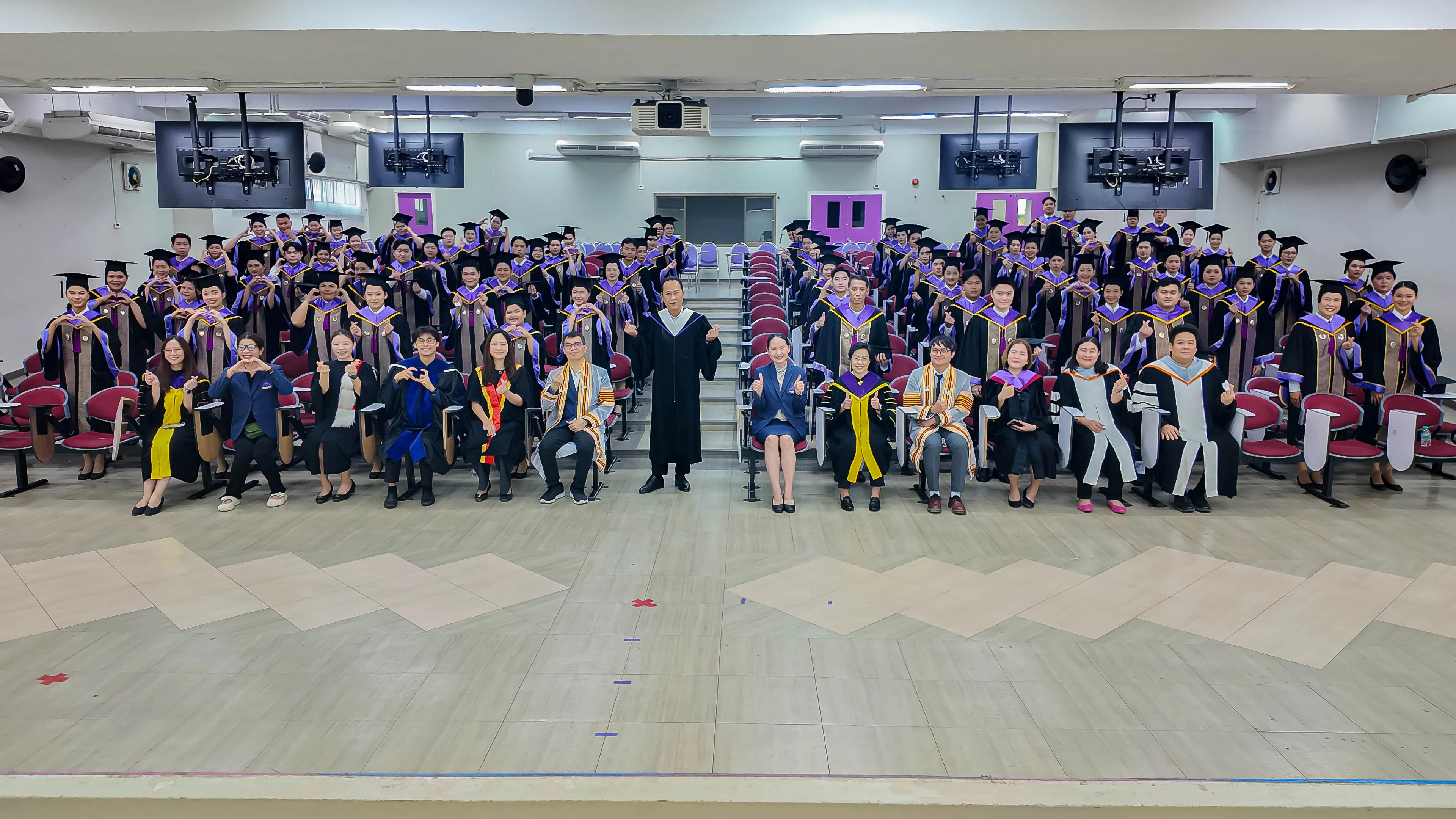 คณะรัฐศาสตร์และสังคมศาสตร์ มหาวิทยาลัยพะเยา ขอแสดงความยินดีกับมหาบัณฑิต และบัณฑิต ในพิธีพระราชทานปริญญาบัตร ประจำปีการศึกษา 2567