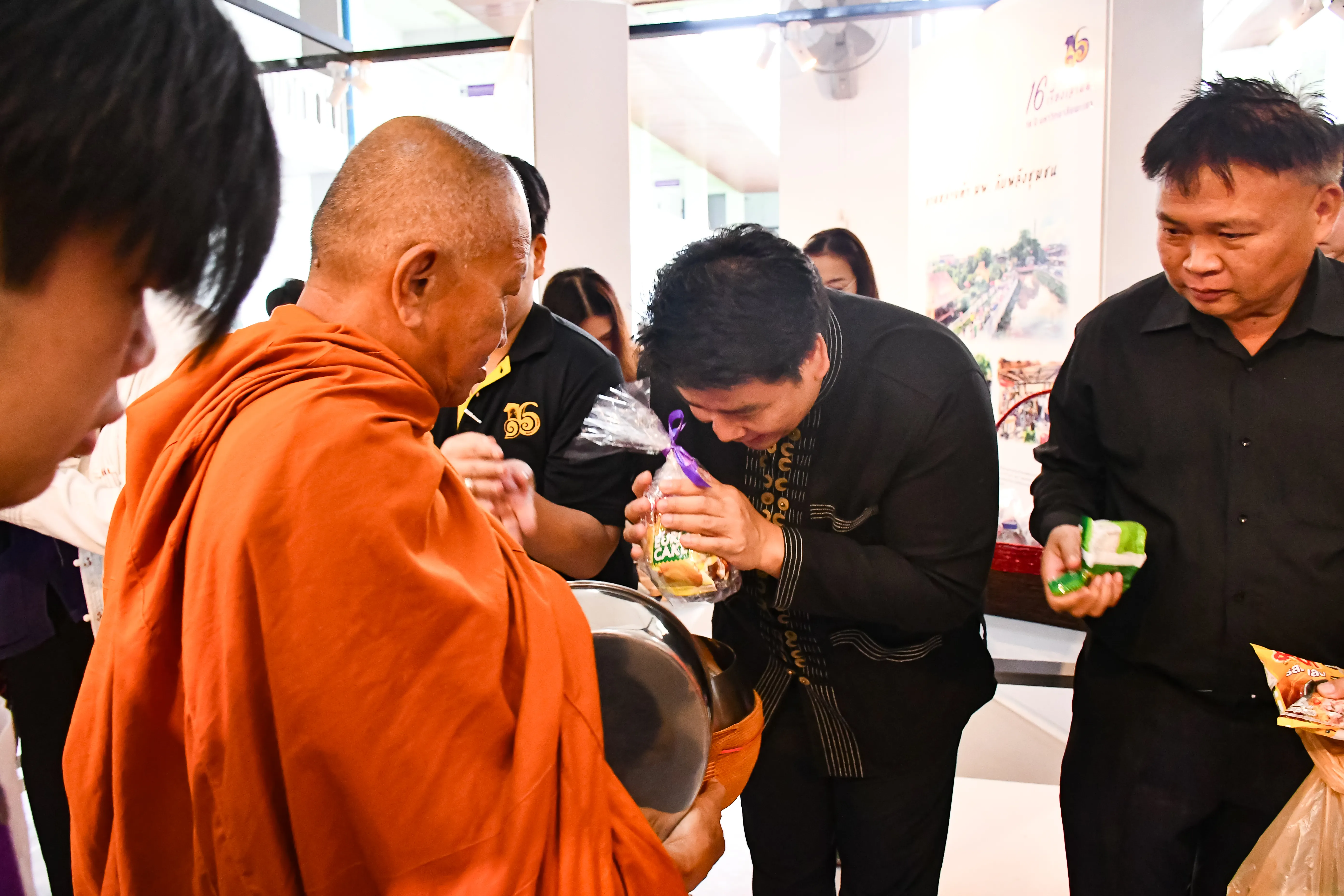 คณะรัฐศาสตร์และสังคมศาสตร์ เข้าร่วมพิธีตักบาตรอุทิศถวายเป็นพระกุศลแด่สมเด็จพระเจ้าลูกเธอ เจ้าฟ้าพัชรกิติยาภา นเรนทิราเทพยวดี กรมหลวงราชสาริณีสิริพัชร มหาวัชรราชธิดา