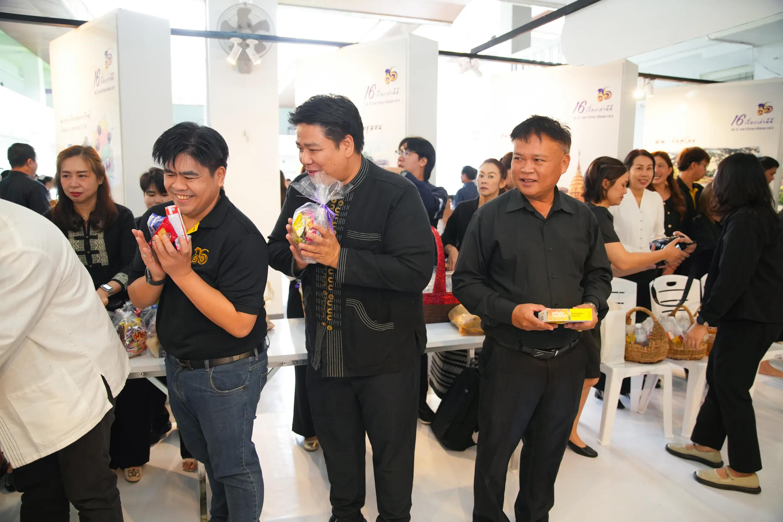คณะรัฐศาสตร์และสังคมศาสตร์ เข้าร่วมพิธีตักบาตรอุทิศถวายเป็นพระกุศลแด่สมเด็จพระเจ้าลูกเธอ เจ้าฟ้าพัชรกิติยาภา นเรนทิราเทพยวดี กรมหลวงราชสาริณีสิริพัชร มหาวัชรราชธิดา