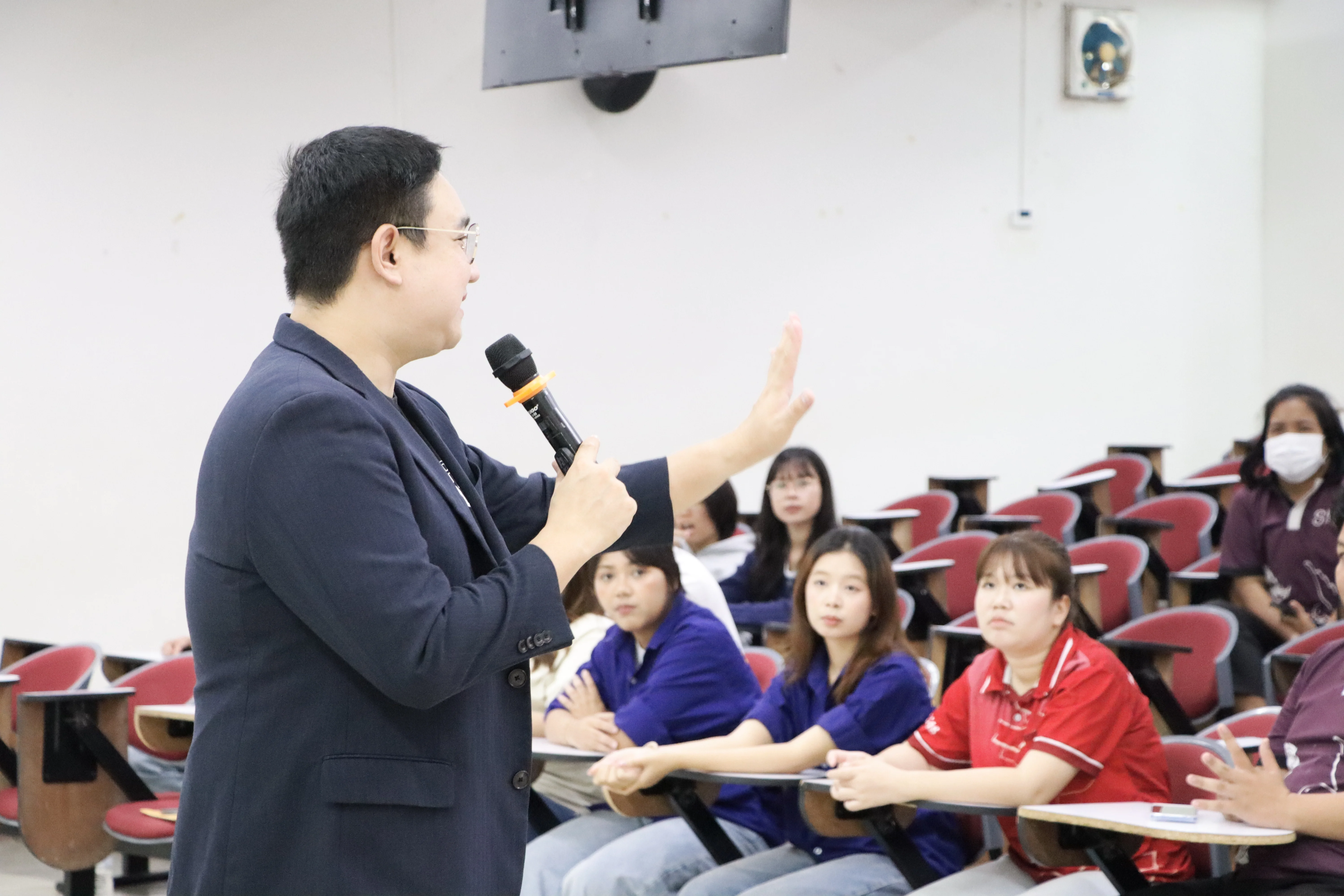 คณะรัฐศาสตร์และสังคมศาสตร์ จัดอบรมเชิงปฏิบัติการ “ทักษะการพูดในที่สาธารณะ และการสื่อสารของผู้นำนิสิต” พัฒนาศักยภาพผู้นำนิสิต