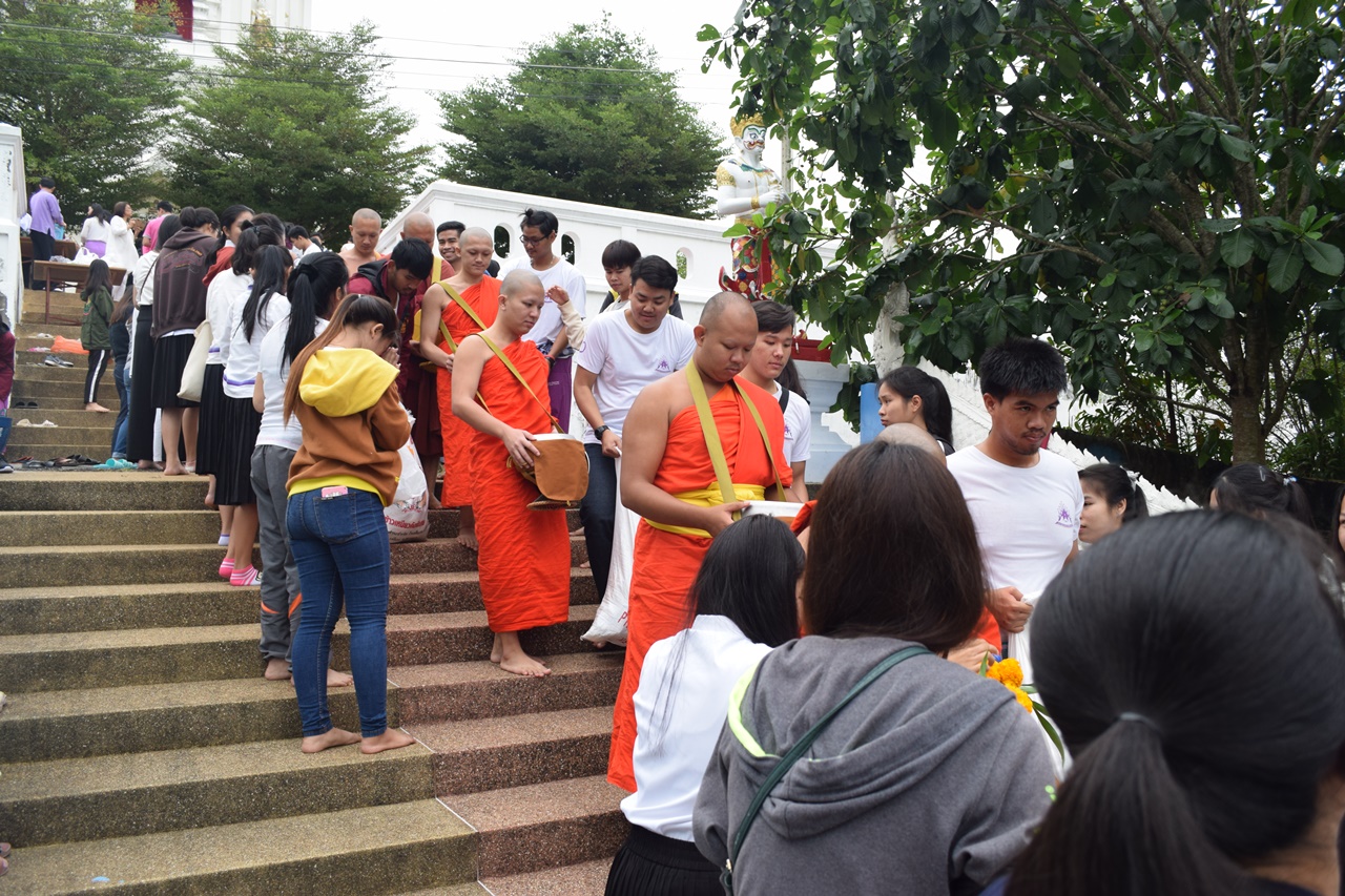 คณะรัฐศาสตร์และสังคมศาสตร์ มหาวิทยาลัยพะเยา ร่วมประเพณีตักบาตรเทโวโรหณะ เนื่องในวันมหาปวารณาออกพรรษา ประจำปี 2561