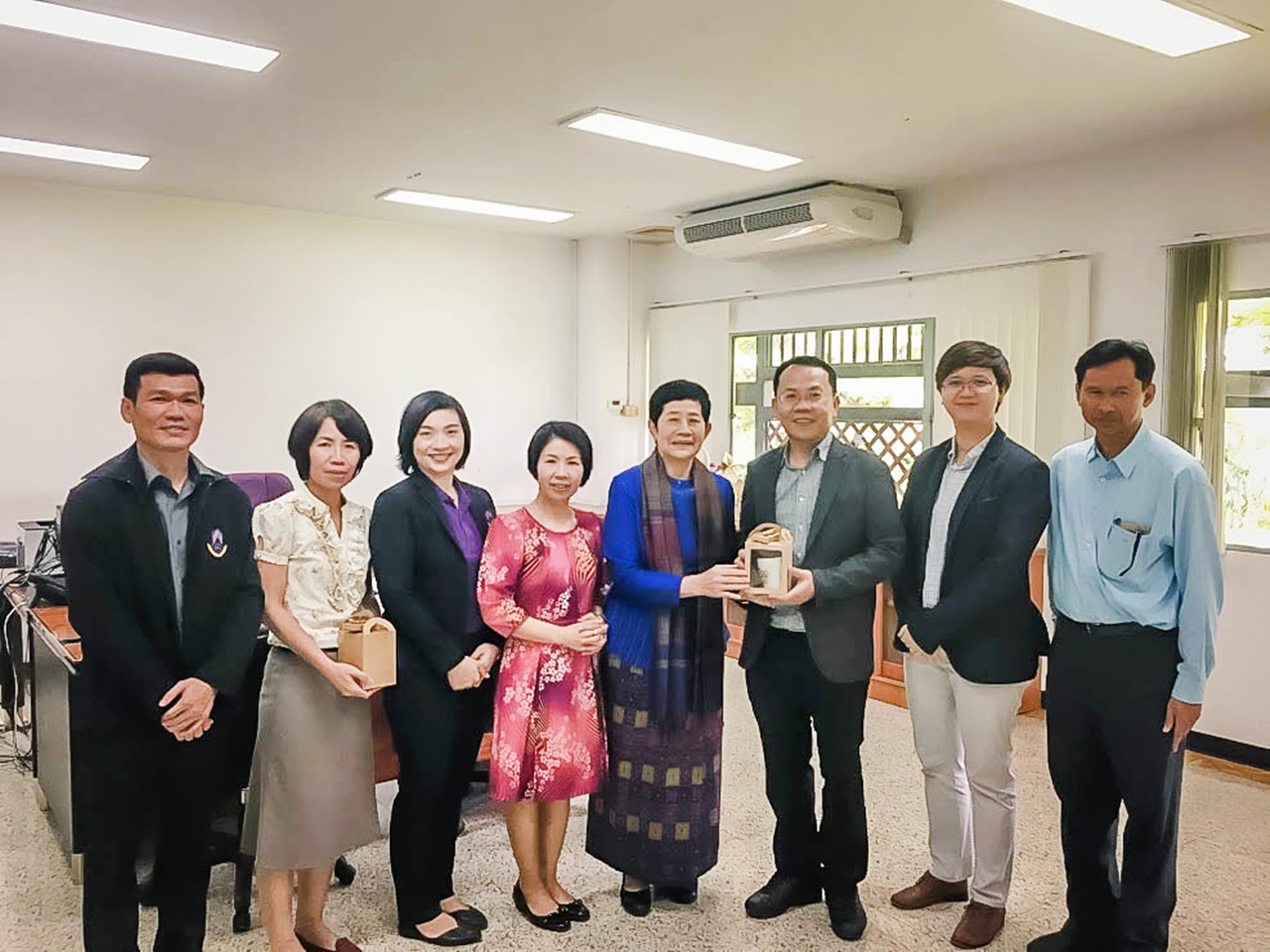 คณะรัฐศาสตร์และสังคมศาสตร์ มหาวิทยาลัยพะเยา มอบช่อดอกไม้แสดงความยินดีกับรองศาสตราจารย์ ดร.สุภกร พงศบางโพธิ์ ที่ได้รับแต่งตั้งให้ดำรงตำแหน่ง รักษาการแทนอธิการบดี มหาวิทยาลัยพะเยา