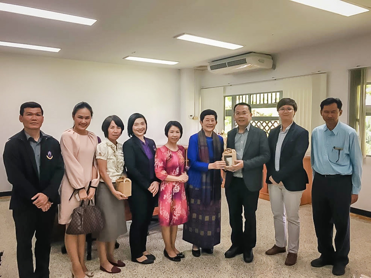 คณะรัฐศาสตร์และสังคมศาสตร์ มหาวิทยาลัยพะเยา มอบช่อดอกไม้แสดงความยินดีกับรองศาสตราจารย์ ดร.สุภกร พงศบางโพธิ์ ที่ได้รับแต่งตั้งให้ดำรงตำแหน่ง รักษาการแทนอธิการบดี มหาวิทยาลัยพะเยา