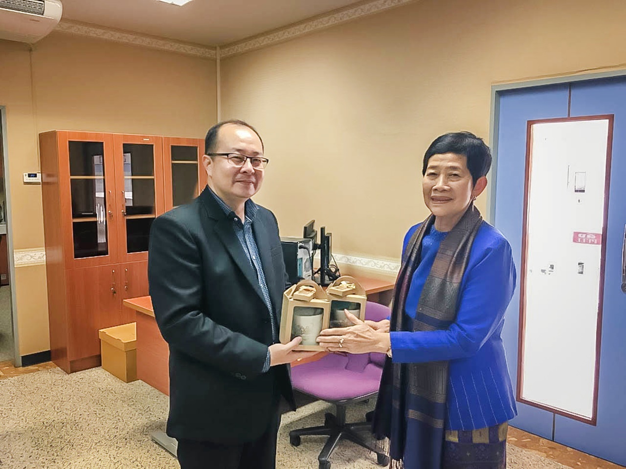 คณะรัฐศาสตร์และสังคมศาสตร์ มหาวิทยาลัยพะเยา มอบช่อดอกไม้แสดงความยินดีกับรองศาสตราจารย์ ดร.สุภกร พงศบางโพธิ์ ที่ได้รับแต่งตั้งให้ดำรงตำแหน่ง รักษาการแทนอธิการบดี มหาวิทยาลัยพะเยา