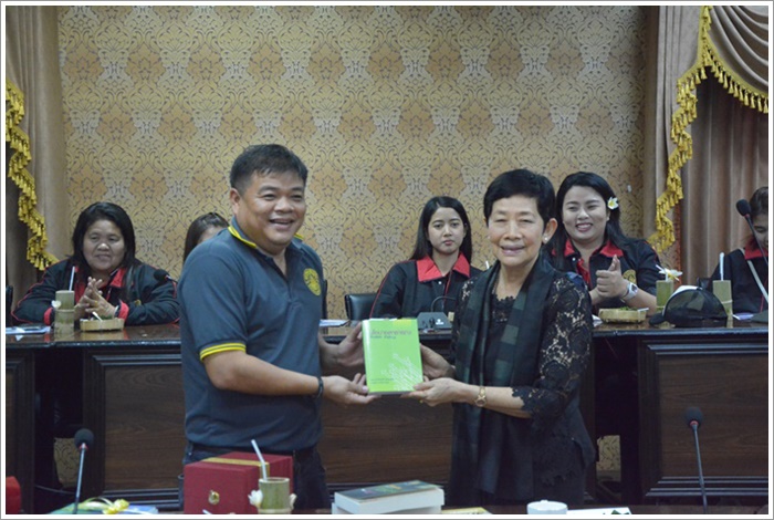 คณะผู้บริหาร บุคลากร คณะรัฐศาสตร์และสังคมศาสตร์ มหาวิทยาลัยพะเยา ต้อบรับคณะศึกษาดูงาน จาก คณะรัฐศาสตร์และนิติศาสตร์ มหาวิทยาลัยบูรพา