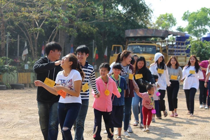 นิสิตสาขาวิชาพัฒนาสังคม คณะรัฐศาสตร์และสังคมศาสตร์ มหาวิทยาลัยพะเยา ดำเนินโครงการค่ายอาสาพัฒนาสังคม ณ บ้านแสนเจริญ ต.วาวี อ.แม่สรวย จ.เชียงราย