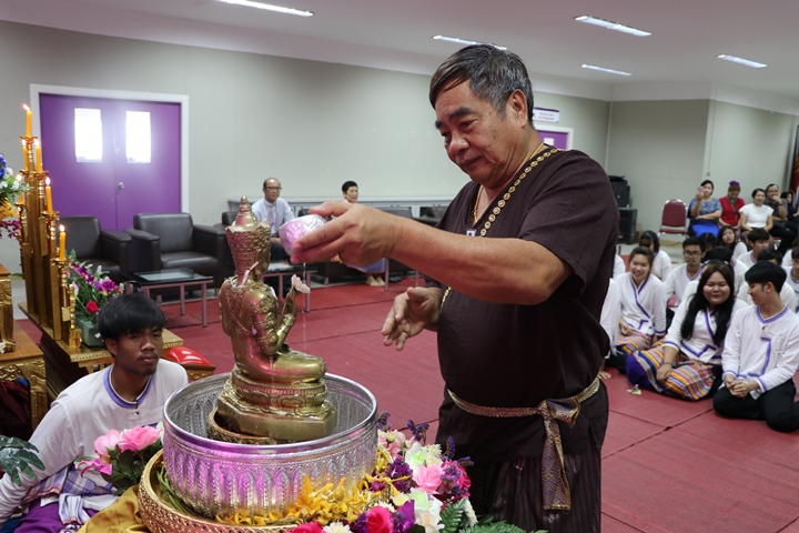 หน่วยกิจการนิสิตและทำนุบำรุงศิลปวัฒนธรรม ร่วมกับสโมสรนิสิตคณะรัฐศาสตร์และสังคมศาสตร์ มหาวิทยาลัยพะเยา ดำเนินโครงการสระเกล้าดำหัว ป๋าเวณีปี๋ใหม่เมือง ประจำปีการศึกษา 2561