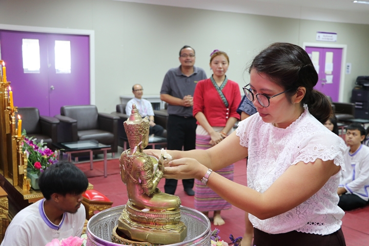 หน่วยกิจการนิสิตและทำนุบำรุงศิลปวัฒนธรรม ร่วมกับสโมสรนิสิตคณะรัฐศาสตร์และสังคมศาสตร์ มหาวิทยาลัยพะเยา ดำเนินโครงการสระเกล้าดำหัว ป๋าเวณีปี๋ใหม่เมือง ประจำปีการศึกษา 2561