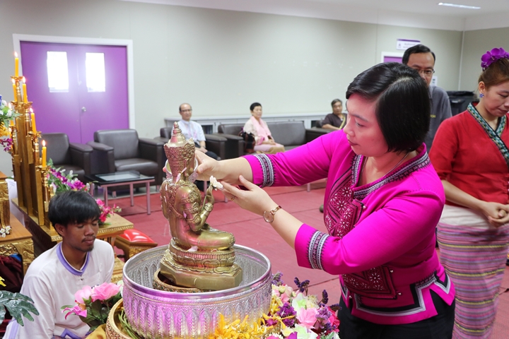 หน่วยกิจการนิสิตและทำนุบำรุงศิลปวัฒนธรรม ร่วมกับสโมสรนิสิตคณะรัฐศาสตร์และสังคมศาสตร์ มหาวิทยาลัยพะเยา ดำเนินโครงการสระเกล้าดำหัว ป๋าเวณีปี๋ใหม่เมือง ประจำปีการศึกษา 2561