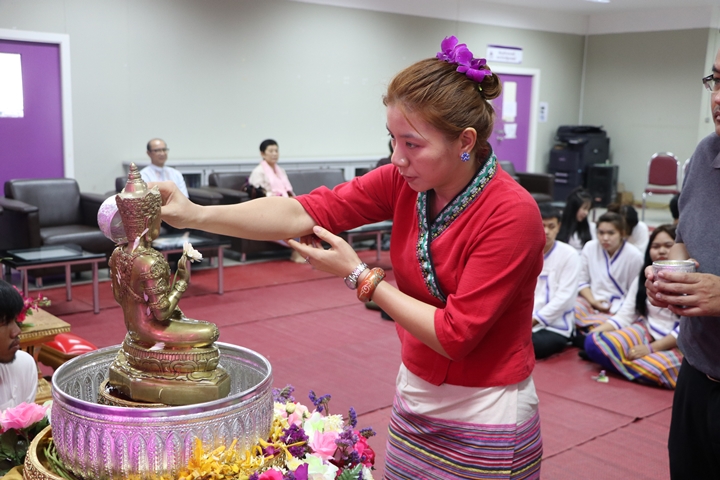 หน่วยกิจการนิสิตและทำนุบำรุงศิลปวัฒนธรรม ร่วมกับสโมสรนิสิตคณะรัฐศาสตร์และสังคมศาสตร์ มหาวิทยาลัยพะเยา ดำเนินโครงการสระเกล้าดำหัว ป๋าเวณีปี๋ใหม่เมือง ประจำปีการศึกษา 2561