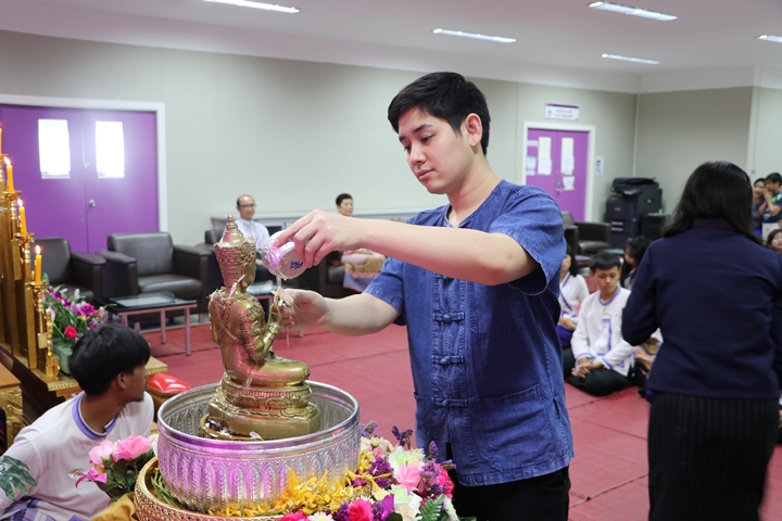 หน่วยกิจการนิสิตและทำนุบำรุงศิลปวัฒนธรรม ร่วมกับสโมสรนิสิตคณะรัฐศาสตร์และสังคมศาสตร์ มหาวิทยาลัยพะเยา ดำเนินโครงการสระเกล้าดำหัว ป๋าเวณีปี๋ใหม่เมือง ประจำปีการศึกษา 2561