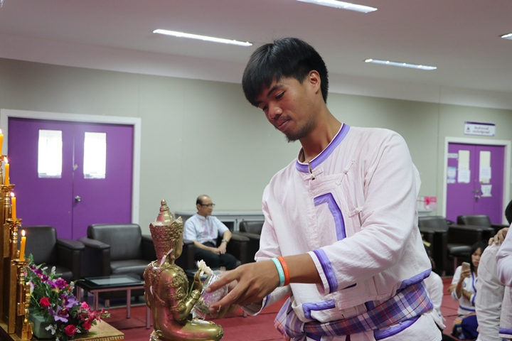 หน่วยกิจการนิสิตและทำนุบำรุงศิลปวัฒนธรรม ร่วมกับสโมสรนิสิตคณะรัฐศาสตร์และสังคมศาสตร์ มหาวิทยาลัยพะเยา ดำเนินโครงการสระเกล้าดำหัว ป๋าเวณีปี๋ใหม่เมือง ประจำปีการศึกษา 2561