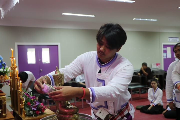 หน่วยกิจการนิสิตและทำนุบำรุงศิลปวัฒนธรรม ร่วมกับสโมสรนิสิตคณะรัฐศาสตร์และสังคมศาสตร์ มหาวิทยาลัยพะเยา ดำเนินโครงการสระเกล้าดำหัว ป๋าเวณีปี๋ใหม่เมือง ประจำปีการศึกษา 2561