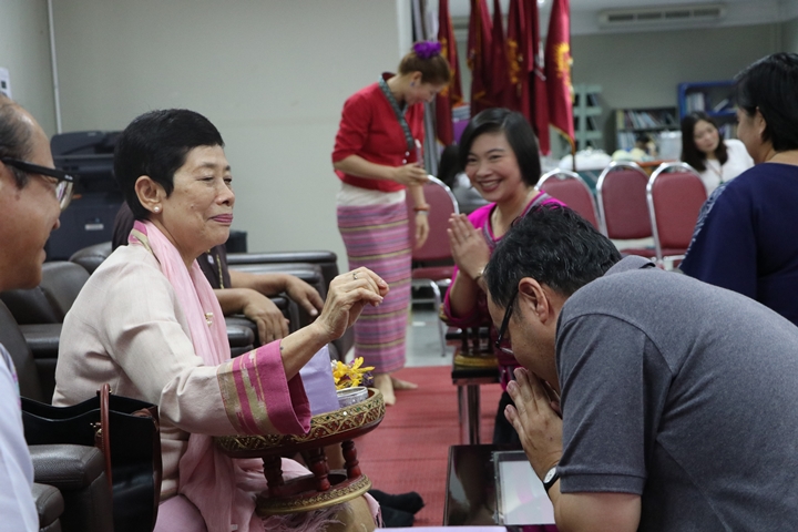 หน่วยกิจการนิสิตและทำนุบำรุงศิลปวัฒนธรรม ร่วมกับสโมสรนิสิตคณะรัฐศาสตร์และสังคมศาสตร์ มหาวิทยาลัยพะเยา ดำเนินโครงการสระเกล้าดำหัว ป๋าเวณีปี๋ใหม่เมือง ประจำปีการศึกษา 2561