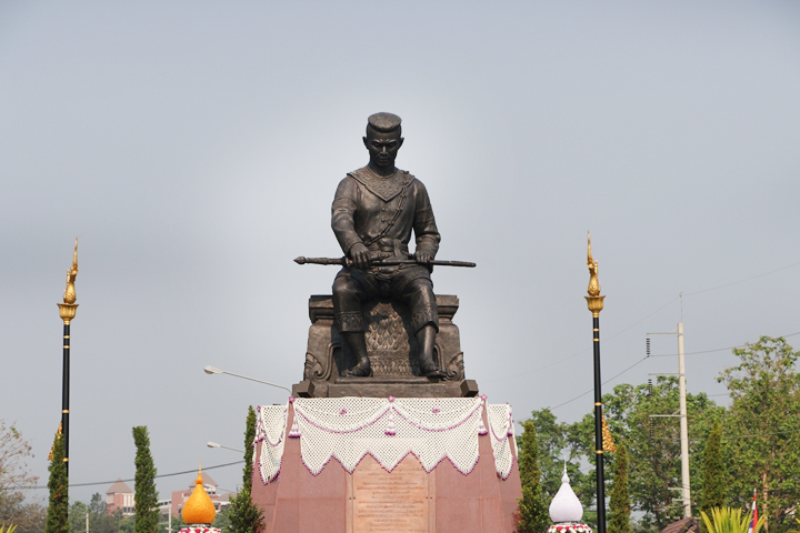  คณะรัฐศาสตร์และสังคมศาสตร์ มหาวิทยาลัยพะเยา ร่วมพิธีวางพวงมาลาถวายราชสักการะพระบรมราชานุสาวรีย์สมเด็จพระนเรศวรมหาราช เนื่องในวันคล้ายวันสวรรคตสมเด็จพระนเรศวรมหาราช ประจำปีพุทธศักราช 2561