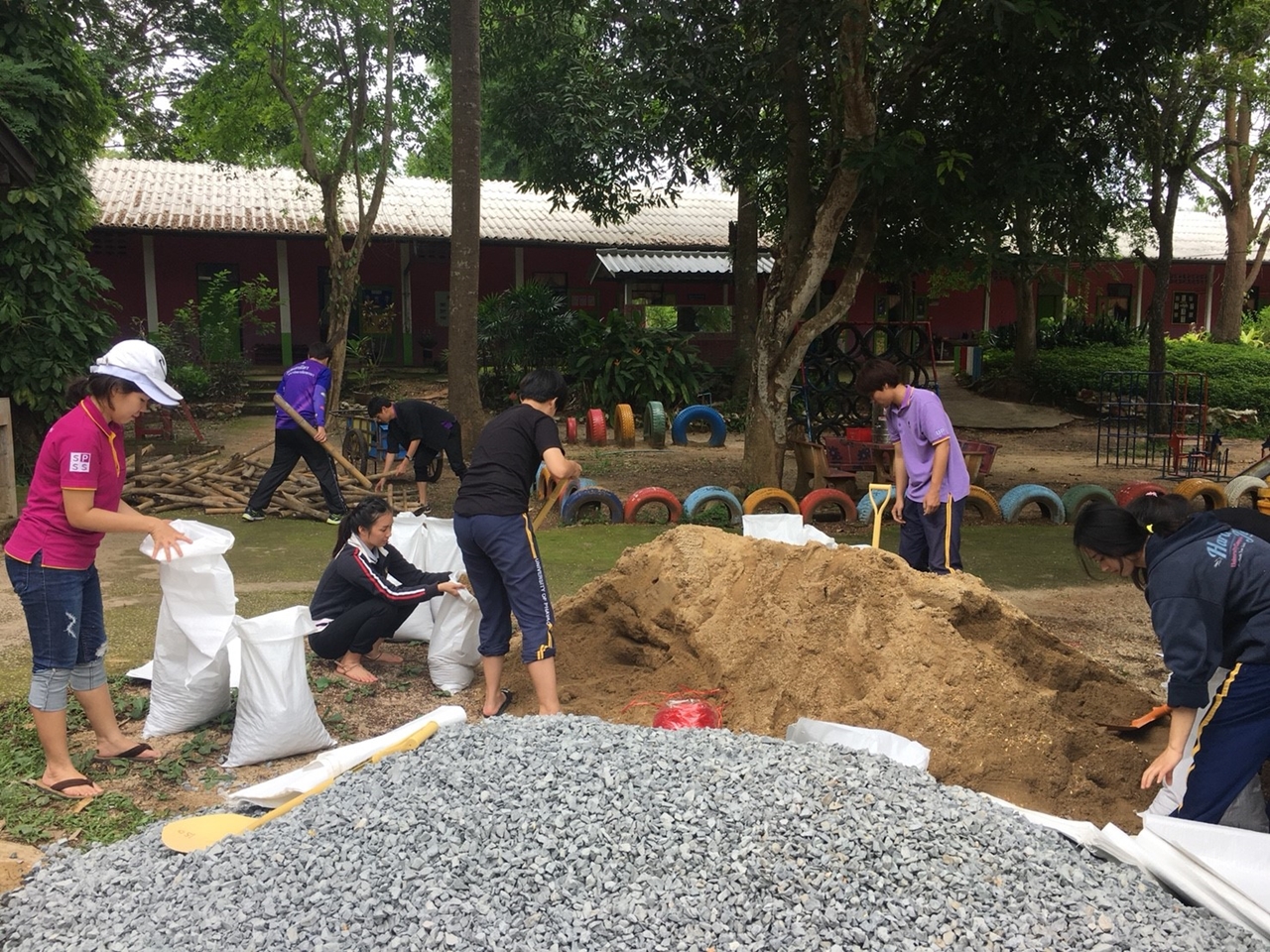 คณะรัฐศาสตร์และสังคมศาสตร์ มหาวิทยาลัยพะเยา ร่วมดำเนินกิจกรรม 1 คณะ 1 ฝายชะลอน้ำ ตามรอยพ่อสืบสานพระราชปณิธานในหลวงรัชกาลที่ 9 ณ ห้วยเคียน โรงเรียนบ้านห้วยเคียน ต.แม่กา อ.เมืองพะเยา จ.พะเยา 