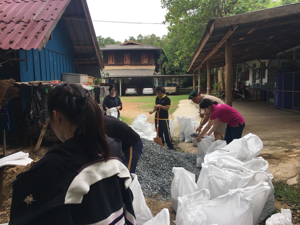 คณะรัฐศาสตร์และสังคมศาสตร์ มหาวิทยาลัยพะเยา ร่วมดำเนินกิจกรรม 1 คณะ 1 ฝายชะลอน้ำ ตามรอยพ่อสืบสานพระราชปณิธานในหลวงรัชกาลที่ 9 ณ ห้วยเคียน โรงเรียนบ้านห้วยเคียน ต.แม่กา อ.เมืองพะเยา จ.พะเยา 