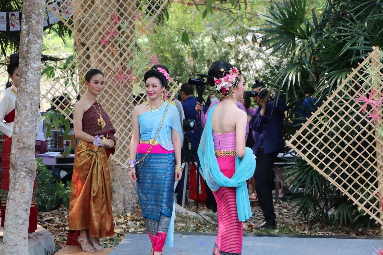 คณะรัฐศาสตร์และสังคมศาสตร์ มหาวิทยาลัยพะเยา  ร่วมงาน “สืบฮีต โตยฮอย ป๋าเวณี ปี๋ใหม่เมือง ม.พะเยา” ประจำปี 2562