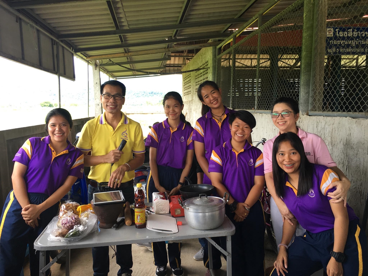 คณะรัฐศาสตร์และสังคมศาสตร์ มหาวิทยาลัยพะเยา ดำเนินงาน 1 Faculty 1 Signature ประจำปีงบประมาณ 2562 เรื่อง ภูมิปัญญาชุมชนเกี่ยวกับนวัตกรรมสีเขียวด้านการอุปโภคบริโภค: สันป่าม่วง จ.พะเยา