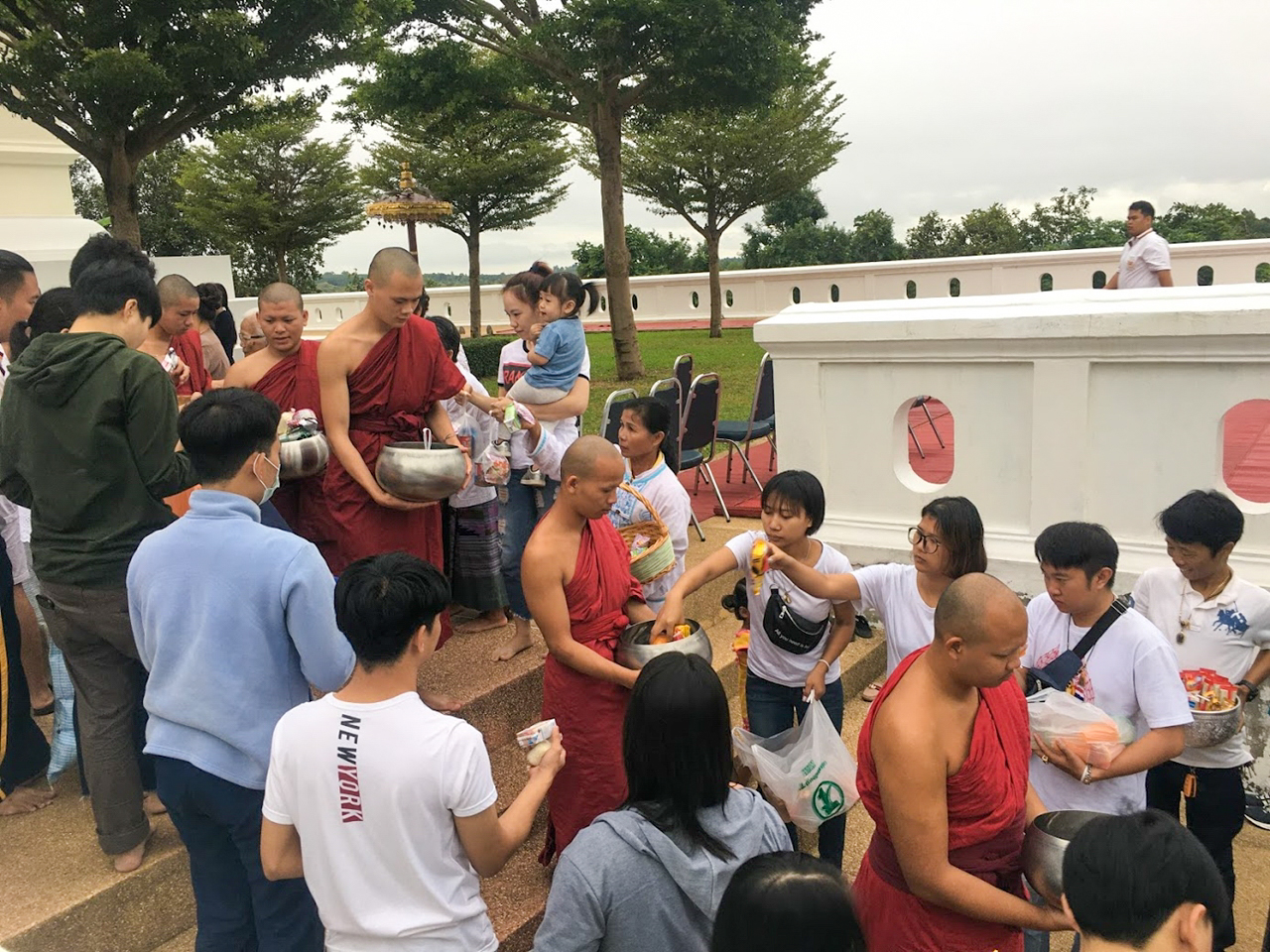 คณะรัฐศาสตร์และสังคมศาสตร์ มหาวิทยาลัยพะเยา ร่วมประเพณีตักบาตรเทโวโรหณะ เนื่องในวันมหาปวารณาออกพรรษา ประจำปี 2562