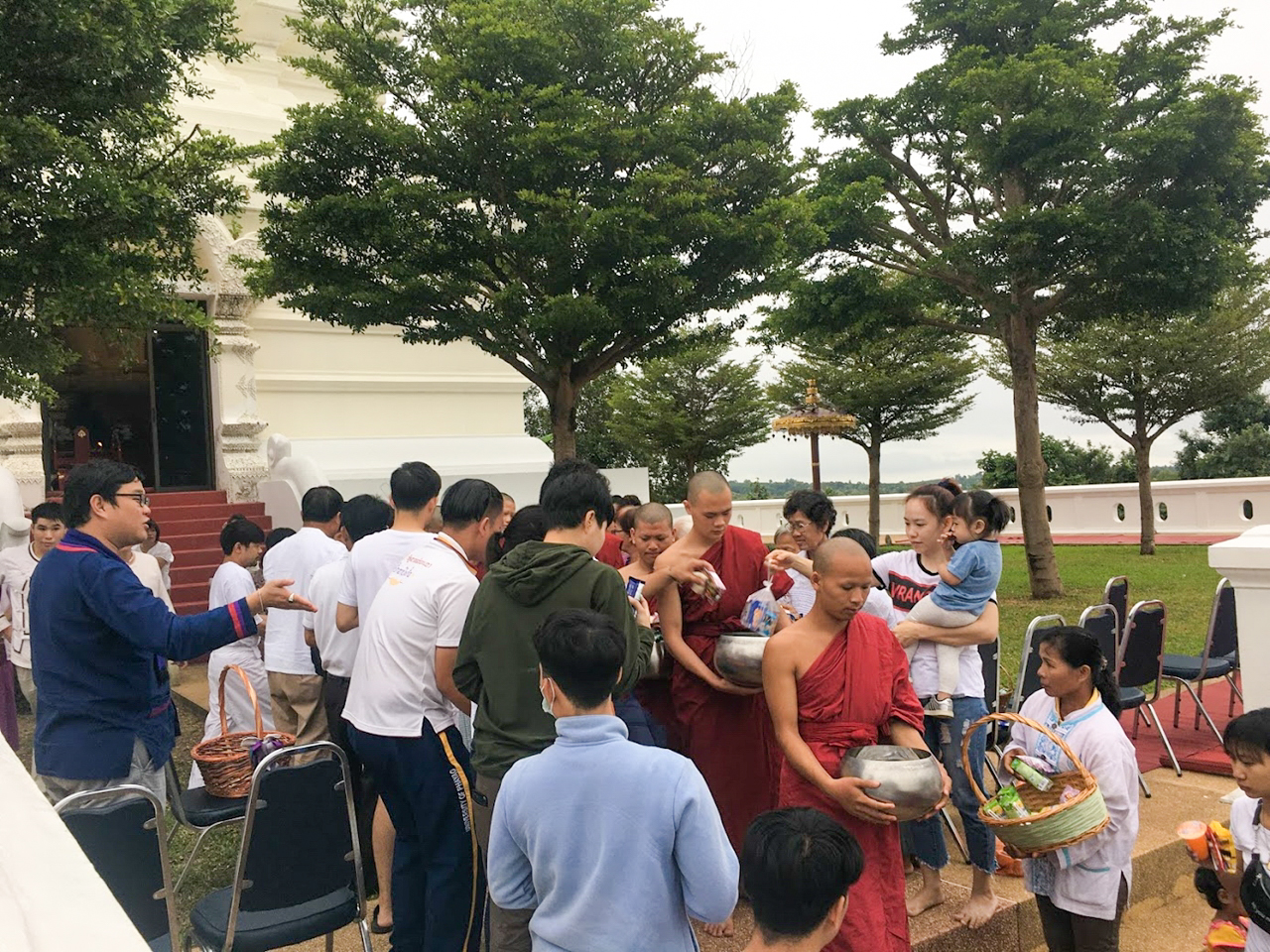 คณะรัฐศาสตร์และสังคมศาสตร์ มหาวิทยาลัยพะเยา ร่วมประเพณีตักบาตรเทโวโรหณะ เนื่องในวันมหาปวารณาออกพรรษา ประจำปี 2562