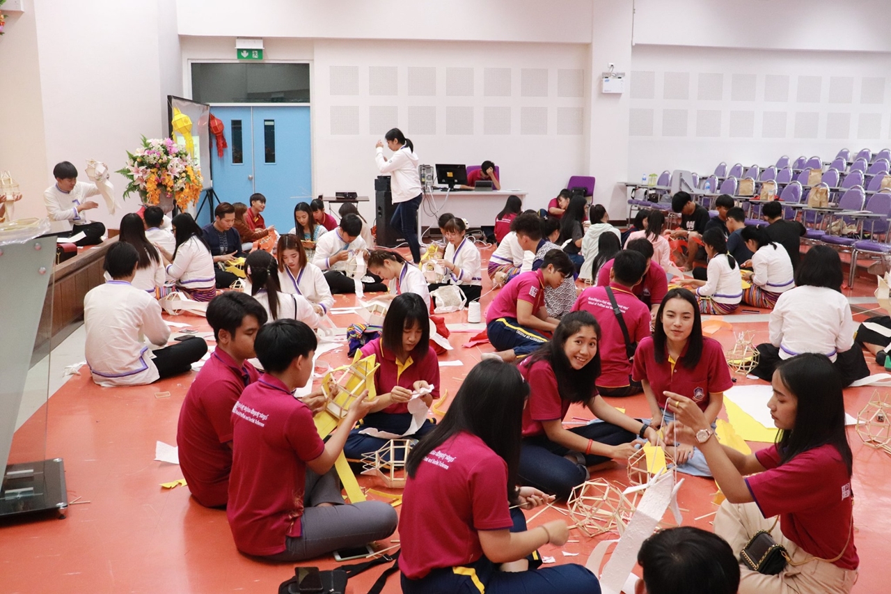 คณะรัฐศาสตร์และสังคมศาสตร์ ร่วมกับคณะศิลปศาสตร์ มหาวิทยาลัยพะเยา จัดโครงการทำนุบำรุงศิลปและวัฒนธรรม ประดิษฐ์โคมแขวนแบบล้านนา 