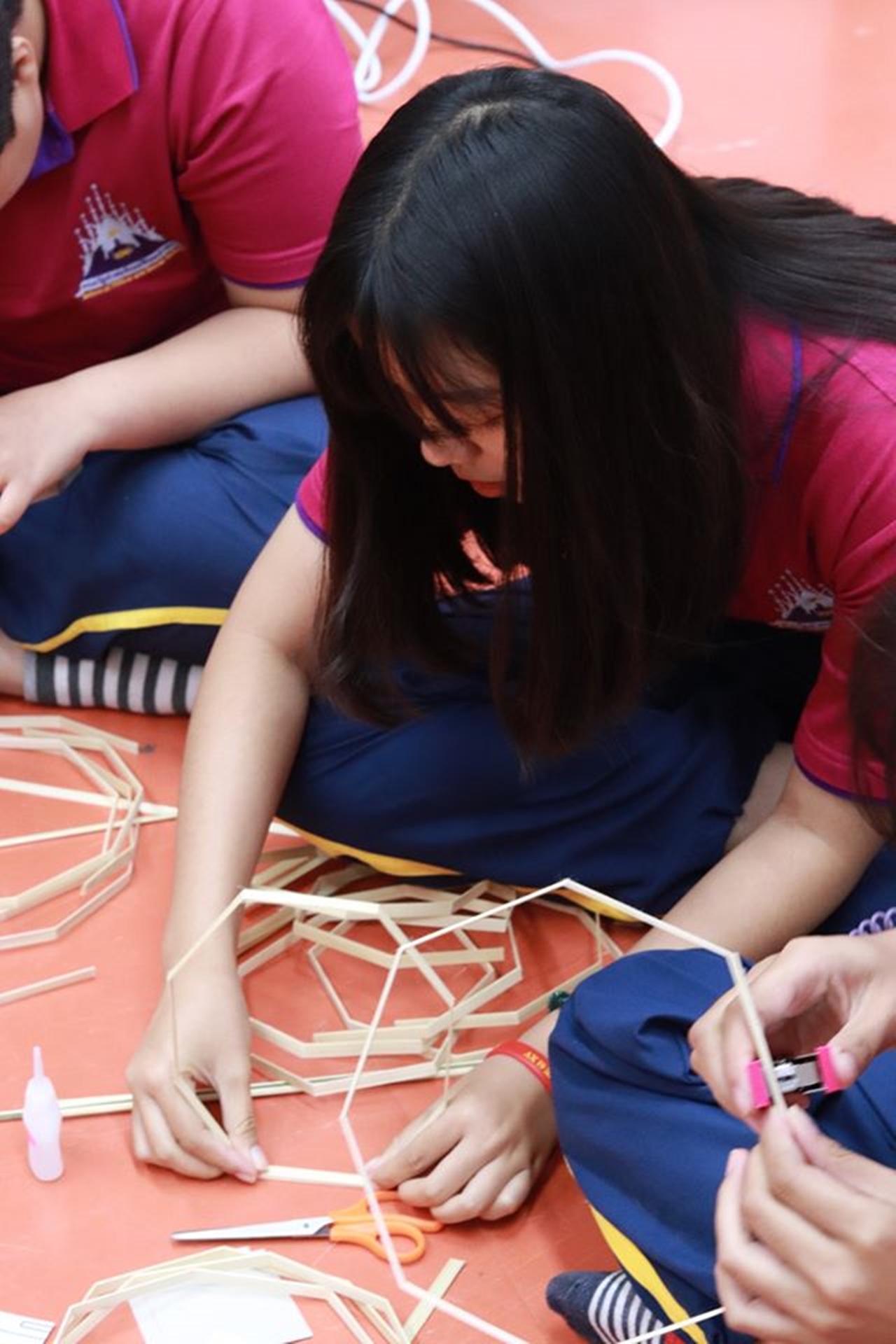 คณะรัฐศาสตร์และสังคมศาสตร์ ร่วมกับคณะศิลปศาสตร์ มหาวิทยาลัยพะเยา จัดโครงการทำนุบำรุงศิลปและวัฒนธรรม ประดิษฐ์โคมแขวนแบบล้านนา 