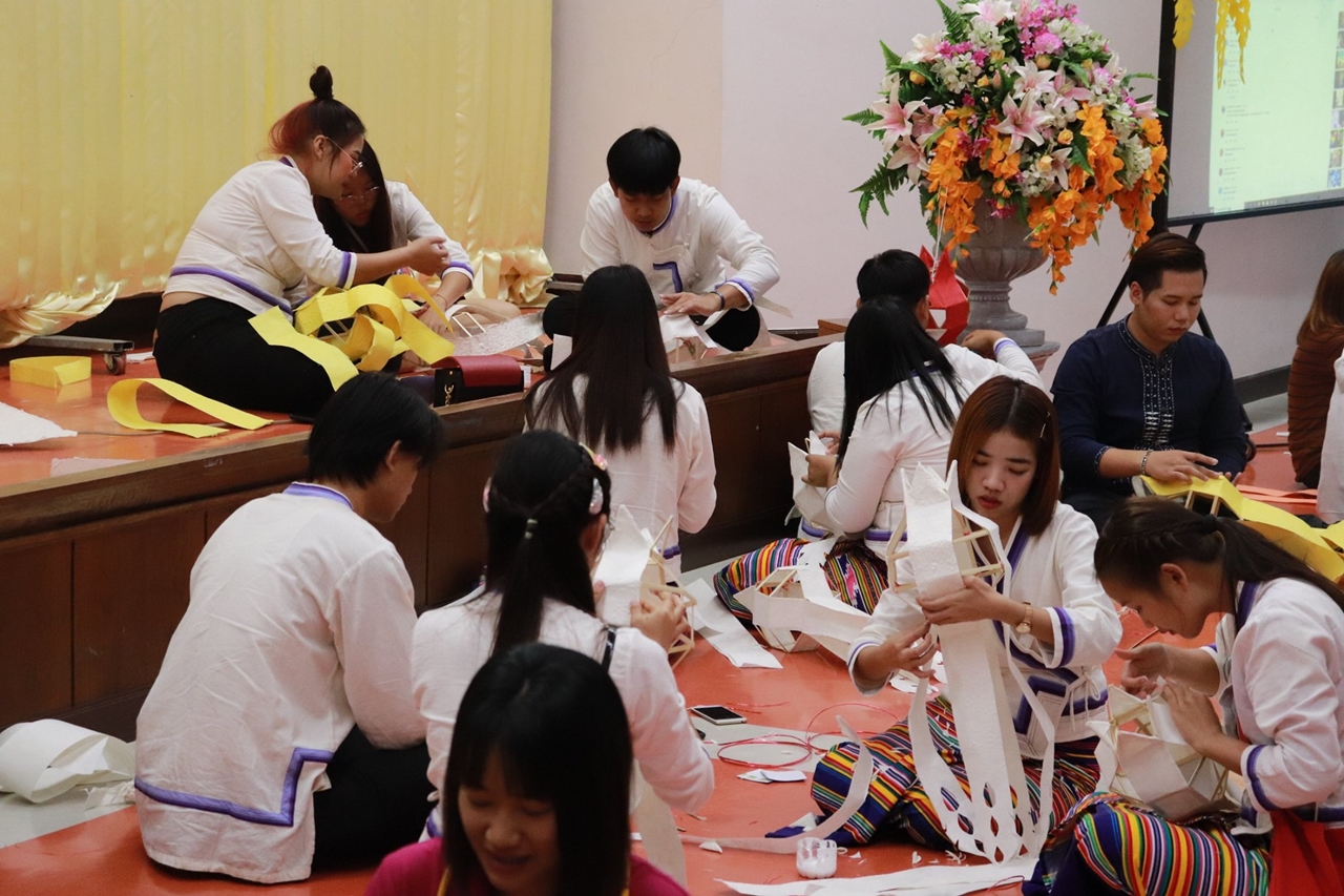 คณะรัฐศาสตร์และสังคมศาสตร์ ร่วมกับคณะศิลปศาสตร์ มหาวิทยาลัยพะเยา จัดโครงการทำนุบำรุงศิลปและวัฒนธรรม ประดิษฐ์โคมแขวนแบบล้านนา 