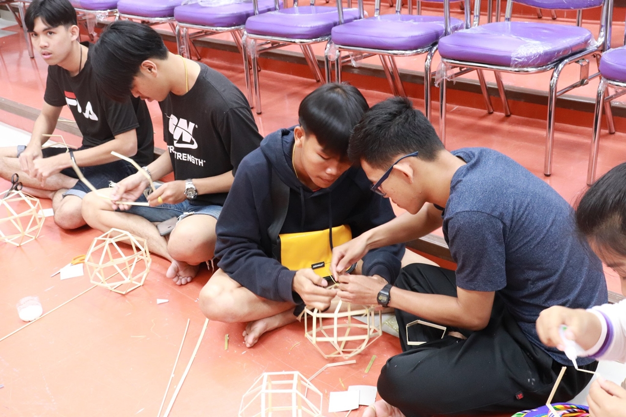 คณะรัฐศาสตร์และสังคมศาสตร์ ร่วมกับคณะศิลปศาสตร์ มหาวิทยาลัยพะเยา จัดโครงการทำนุบำรุงศิลปและวัฒนธรรม ประดิษฐ์โคมแขวนแบบล้านนา 