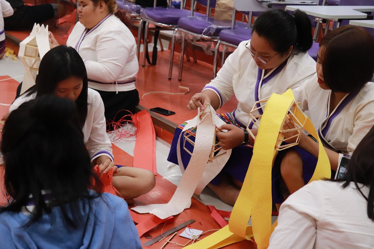 คณะรัฐศาสตร์และสังคมศาสตร์ ร่วมกับคณะศิลปศาสตร์ มหาวิทยาลัยพะเยา จัดโครงการทำนุบำรุงศิลปและวัฒนธรรม ประดิษฐ์โคมแขวนแบบล้านนา 