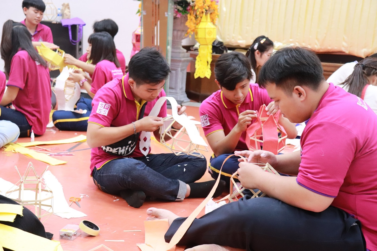 คณะรัฐศาสตร์และสังคมศาสตร์ ร่วมกับคณะศิลปศาสตร์ มหาวิทยาลัยพะเยา จัดโครงการทำนุบำรุงศิลปและวัฒนธรรม ประดิษฐ์โคมแขวนแบบล้านนา 