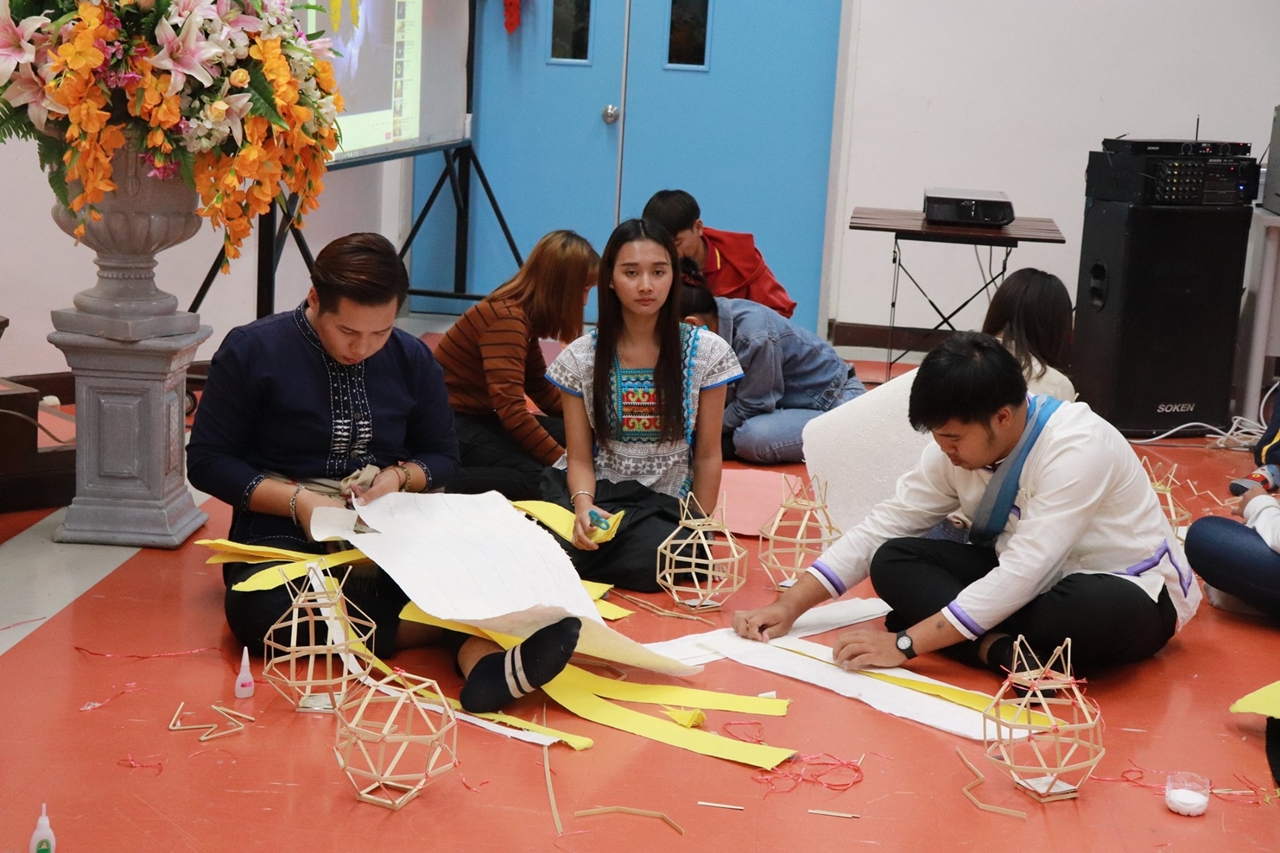 คณะรัฐศาสตร์และสังคมศาสตร์ ร่วมกับคณะศิลปศาสตร์ มหาวิทยาลัยพะเยา จัดโครงการทำนุบำรุงศิลปและวัฒนธรรม ประดิษฐ์โคมแขวนแบบล้านนา 
