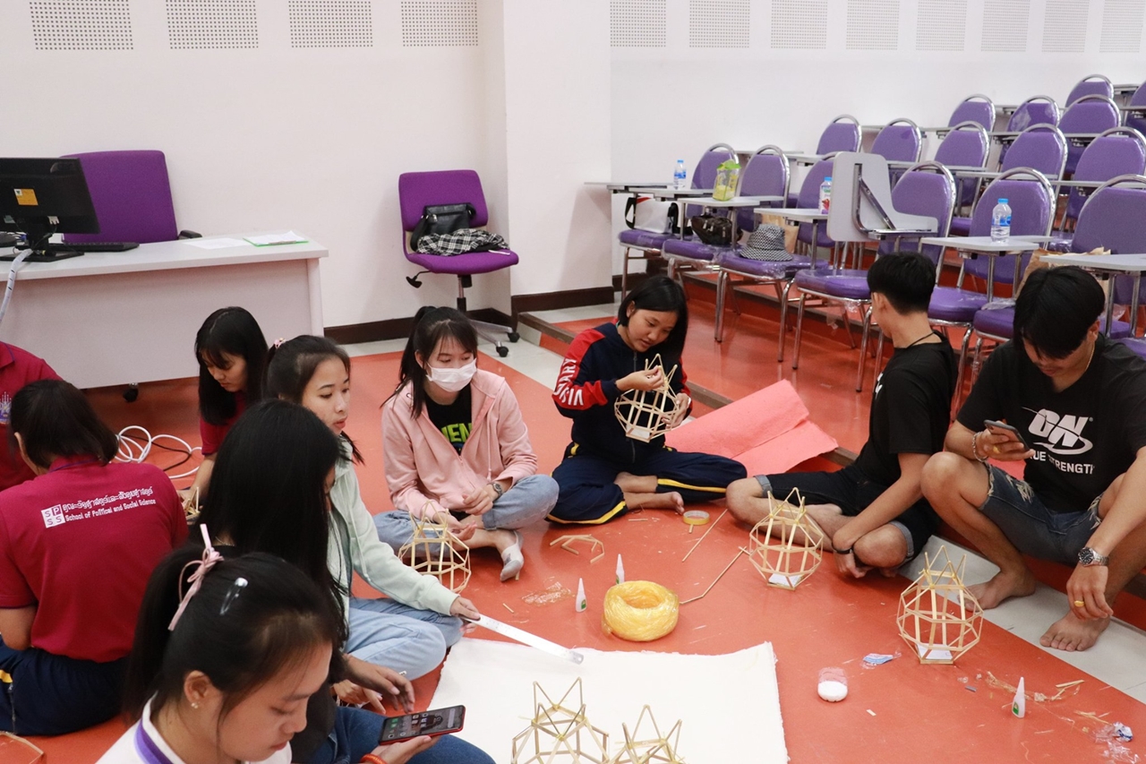 คณะรัฐศาสตร์และสังคมศาสตร์ ร่วมกับคณะศิลปศาสตร์ มหาวิทยาลัยพะเยา จัดโครงการทำนุบำรุงศิลปและวัฒนธรรม ประดิษฐ์โคมแขวนแบบล้านนา 