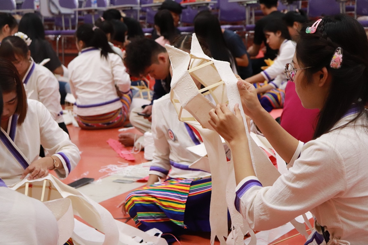 คณะรัฐศาสตร์และสังคมศาสตร์ ร่วมกับคณะศิลปศาสตร์ มหาวิทยาลัยพะเยา จัดโครงการทำนุบำรุงศิลปและวัฒนธรรม ประดิษฐ์โคมแขวนแบบล้านนา 