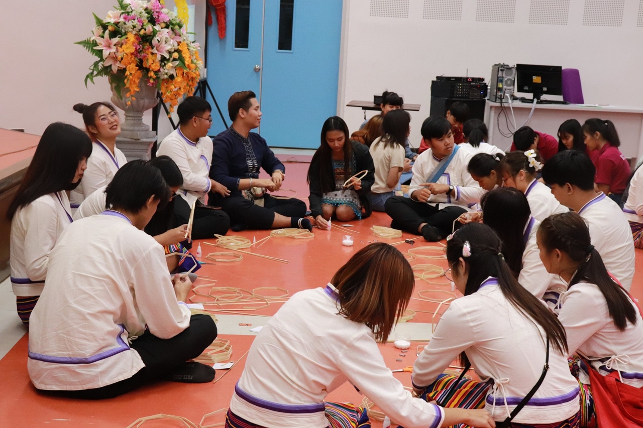 คณะรัฐศาสตร์และสังคมศาสตร์ ร่วมกับคณะศิลปศาสตร์ มหาวิทยาลัยพะเยา จัดโครงการทำนุบำรุงศิลปและวัฒนธรรม ประดิษฐ์โคมแขวนแบบล้านนา 