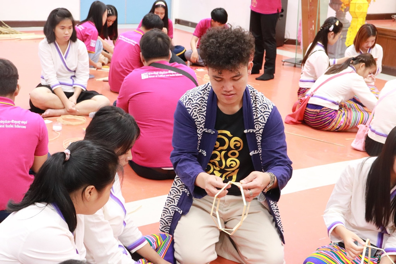 คณะรัฐศาสตร์และสังคมศาสตร์ ร่วมกับคณะศิลปศาสตร์ มหาวิทยาลัยพะเยา จัดโครงการทำนุบำรุงศิลปและวัฒนธรรม ประดิษฐ์โคมแขวนแบบล้านนา 