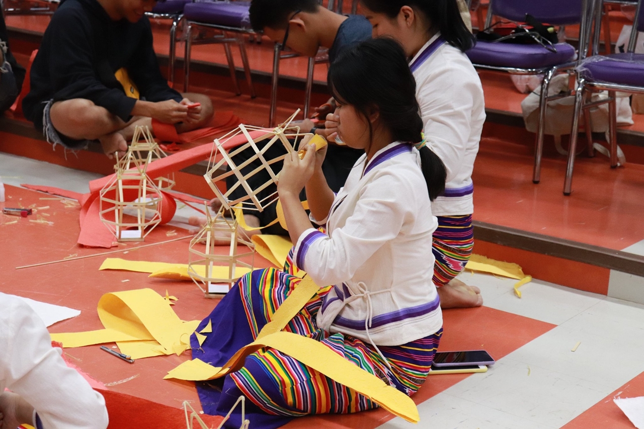 คณะรัฐศาสตร์และสังคมศาสตร์ ร่วมกับคณะศิลปศาสตร์ มหาวิทยาลัยพะเยา จัดโครงการทำนุบำรุงศิลปและวัฒนธรรม ประดิษฐ์โคมแขวนแบบล้านนา 