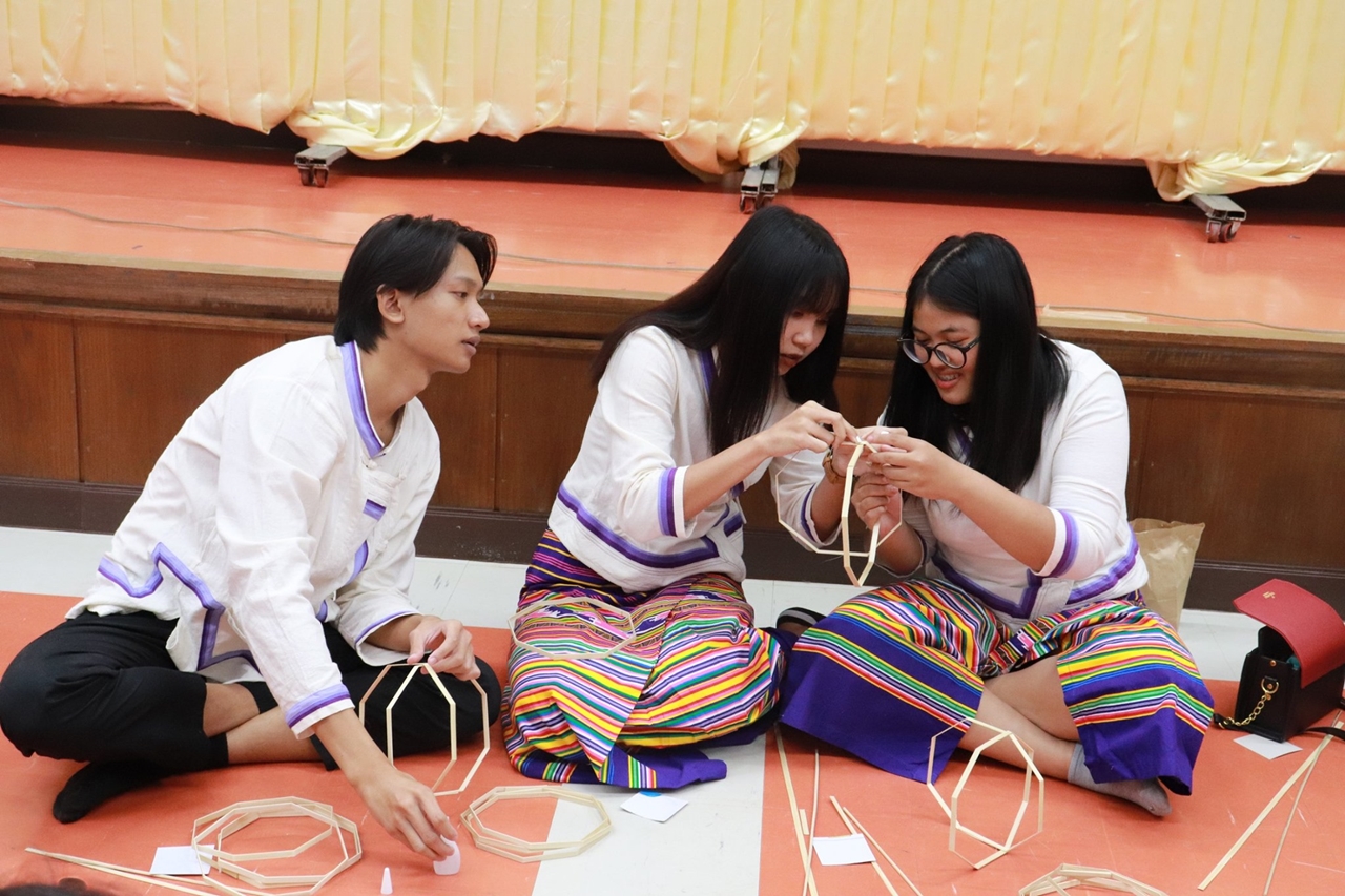 คณะรัฐศาสตร์และสังคมศาสตร์ ร่วมกับคณะศิลปศาสตร์ มหาวิทยาลัยพะเยา จัดโครงการทำนุบำรุงศิลปและวัฒนธรรม ประดิษฐ์โคมแขวนแบบล้านนา 