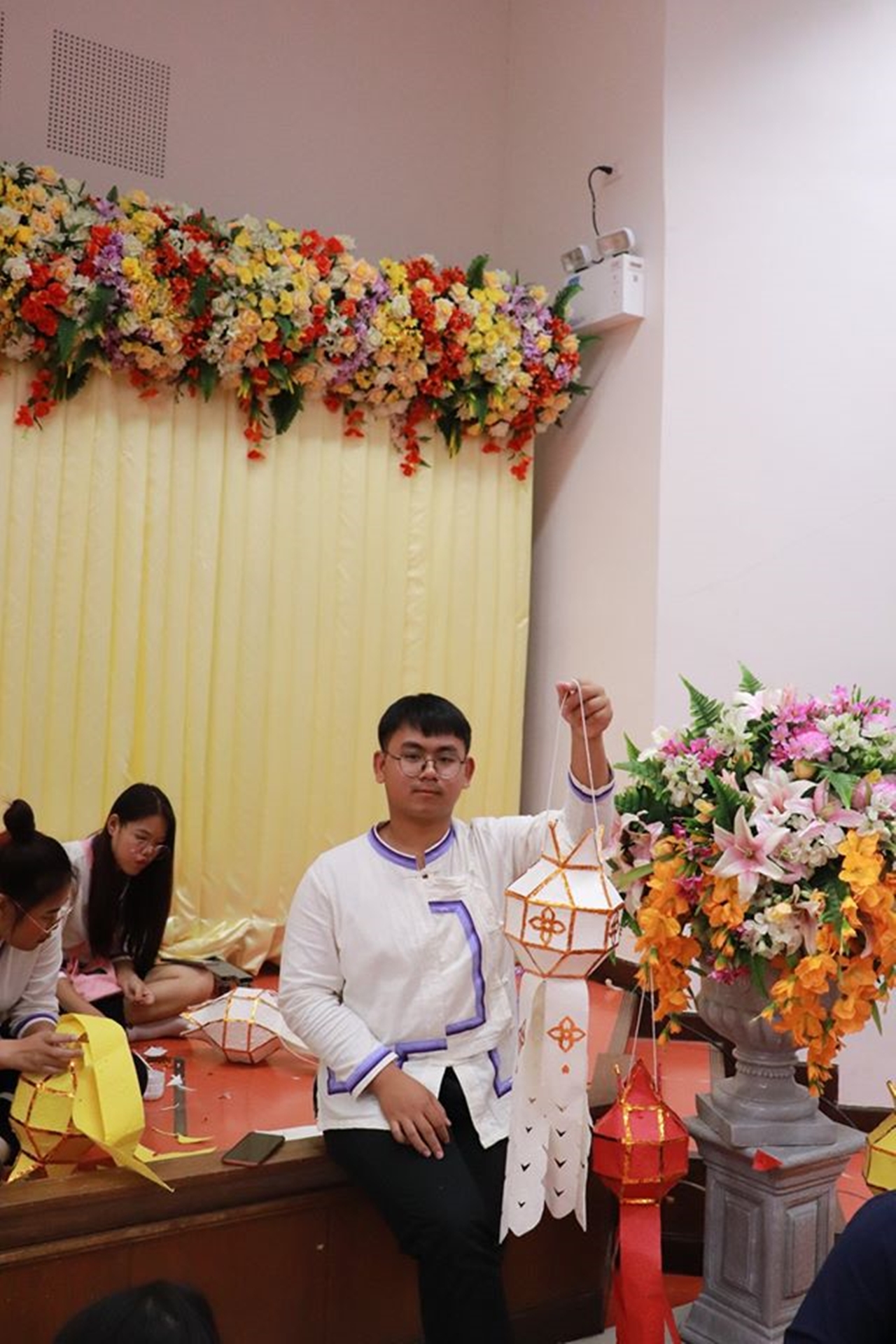 คณะรัฐศาสตร์และสังคมศาสตร์ ร่วมกับคณะศิลปศาสตร์ มหาวิทยาลัยพะเยา จัดโครงการทำนุบำรุงศิลปและวัฒนธรรม ประดิษฐ์โคมแขวนแบบล้านนา 