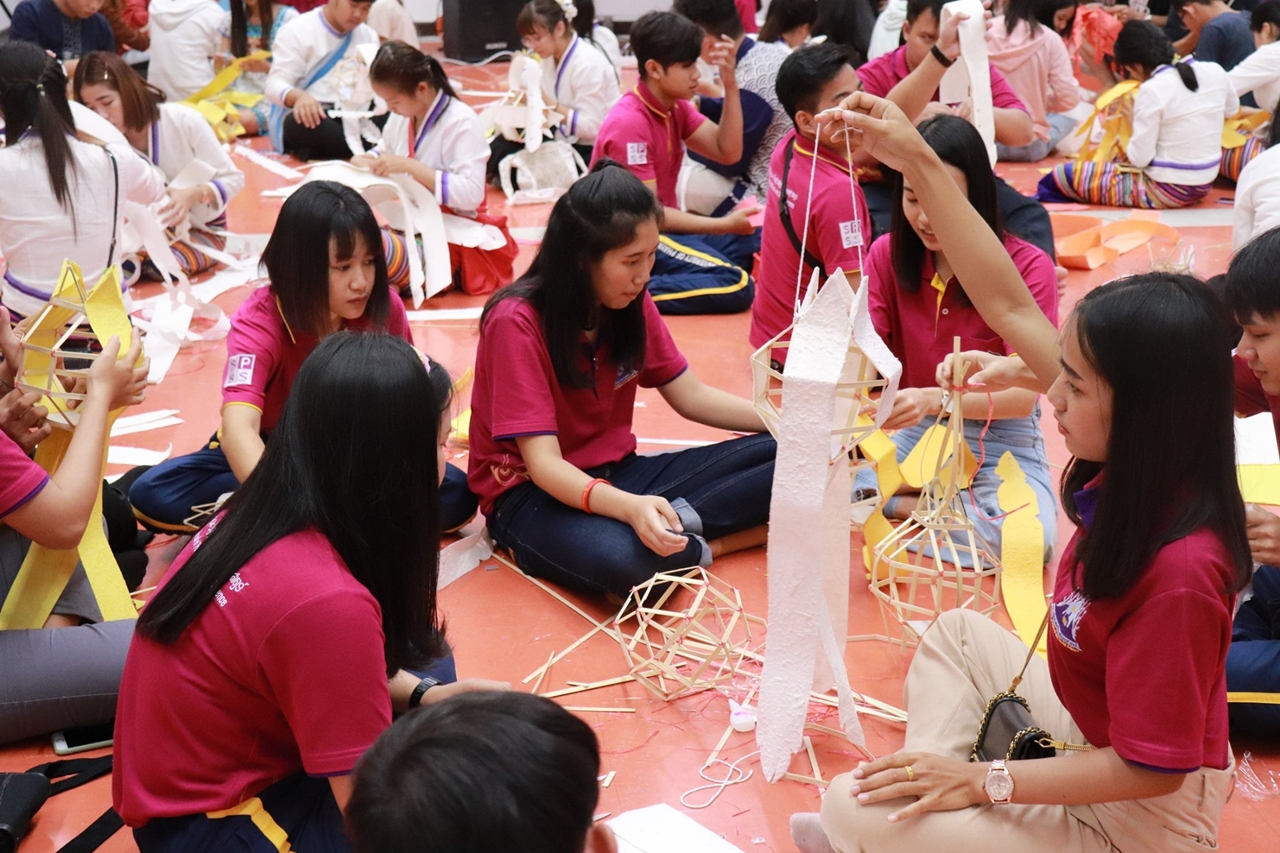 คณะรัฐศาสตร์และสังคมศาสตร์ ร่วมกับคณะศิลปศาสตร์ มหาวิทยาลัยพะเยา จัดโครงการทำนุบำรุงศิลปและวัฒนธรรม ประดิษฐ์โคมแขวนแบบล้านนา 