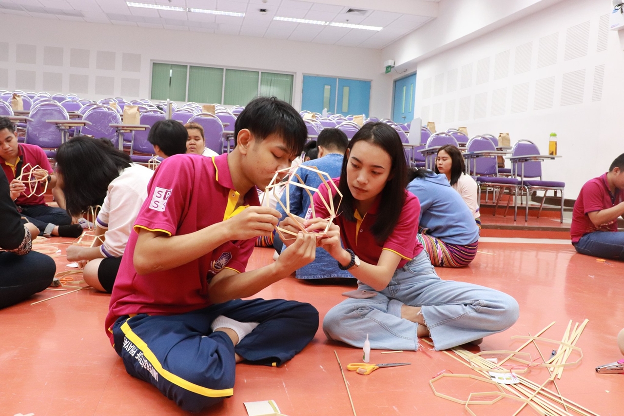 คณะรัฐศาสตร์และสังคมศาสตร์ ร่วมกับคณะศิลปศาสตร์ มหาวิทยาลัยพะเยา จัดโครงการทำนุบำรุงศิลปและวัฒนธรรม ประดิษฐ์โคมแขวนแบบล้านนา 