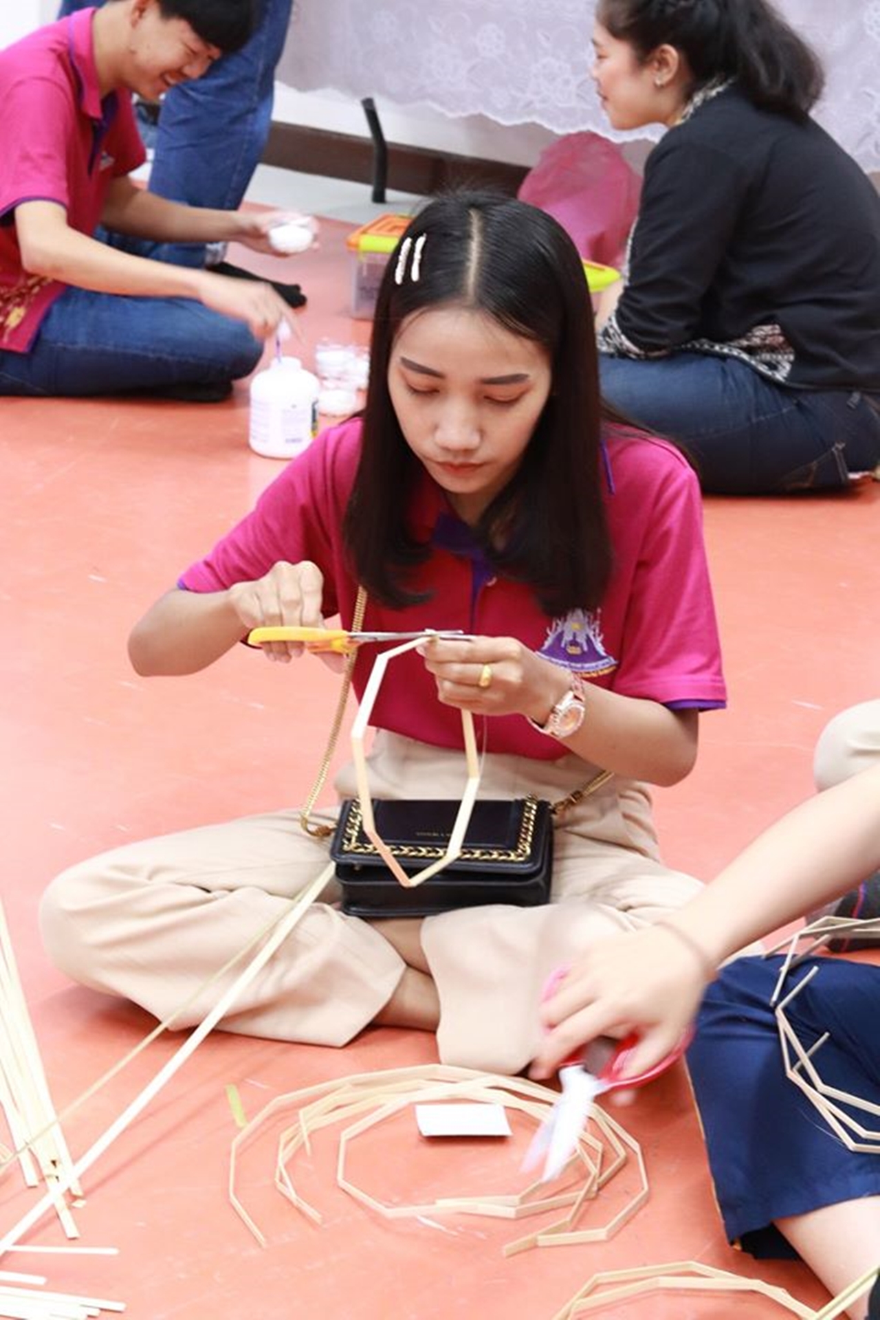 คณะรัฐศาสตร์และสังคมศาสตร์ ร่วมกับคณะศิลปศาสตร์ มหาวิทยาลัยพะเยา จัดโครงการทำนุบำรุงศิลปและวัฒนธรรม ประดิษฐ์โคมแขวนแบบล้านนา 